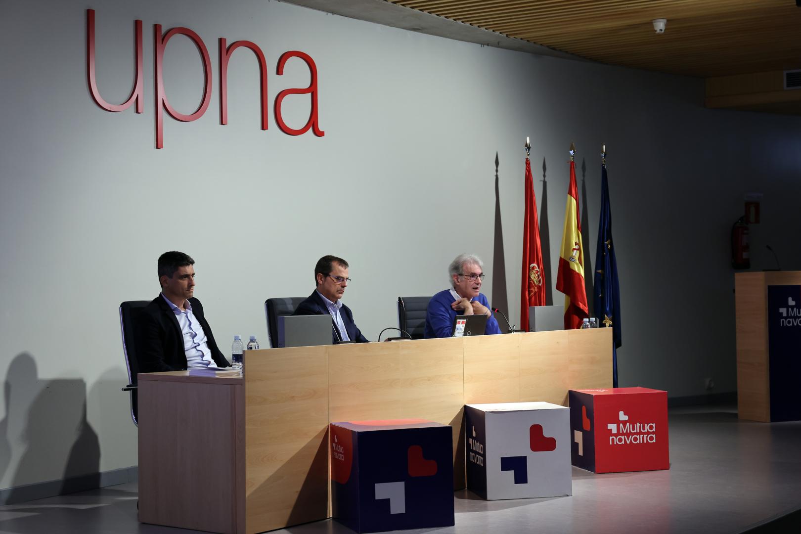 Gorka Moreno, autor de la guía, junto a Javier Andueza (Mutua Navarra) y el psicólogo Mikel Valverde