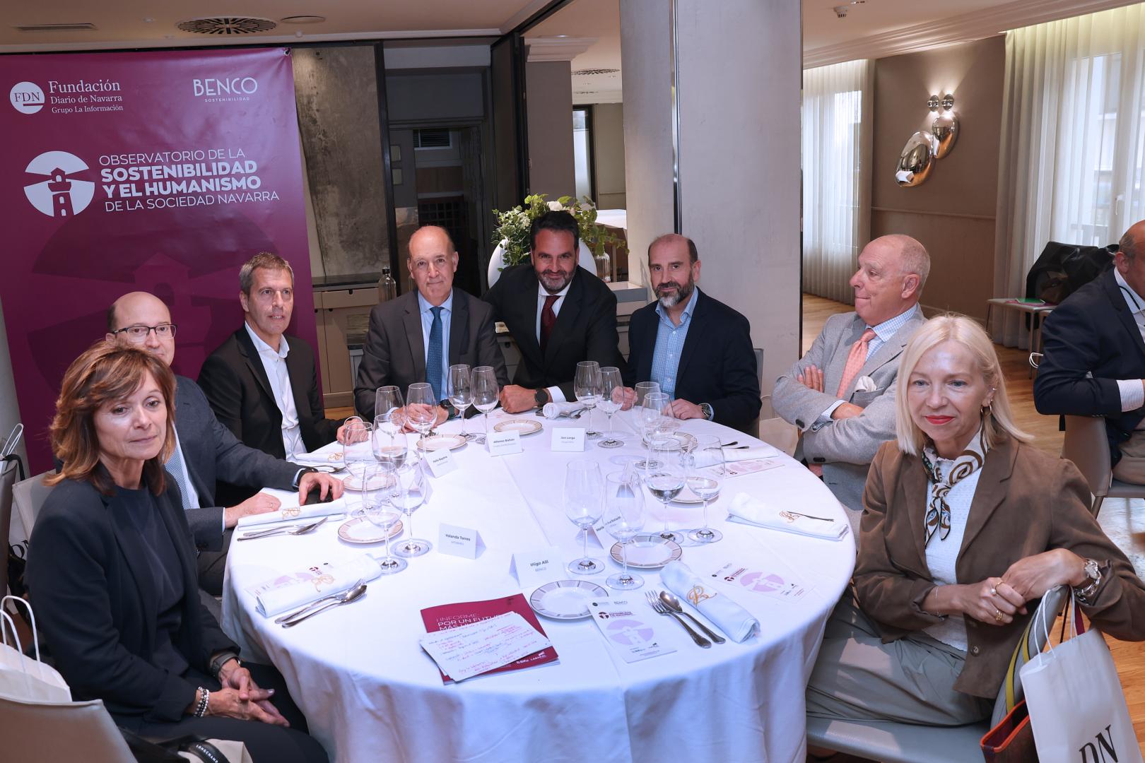 Yolanda Torres, vicepresidenta ejecutiva del grupo MTorres; Carlos Fernández Valdivielso, secretario general de la Confederación Empresarial de Navarra, Pello Bayona, director de empresas de Labora Kutxa; Alfonso Bañón, presidente del consejo de administración del grupo La Información; Íñigo Alli, director general de Benco Sostenibilidad; Jon Lerga, consejero delegado de grupo Sifu; Javier Taberna, presidente de Cámara Navarra; y María José Vallarín, consejera delegada de Obenasa.