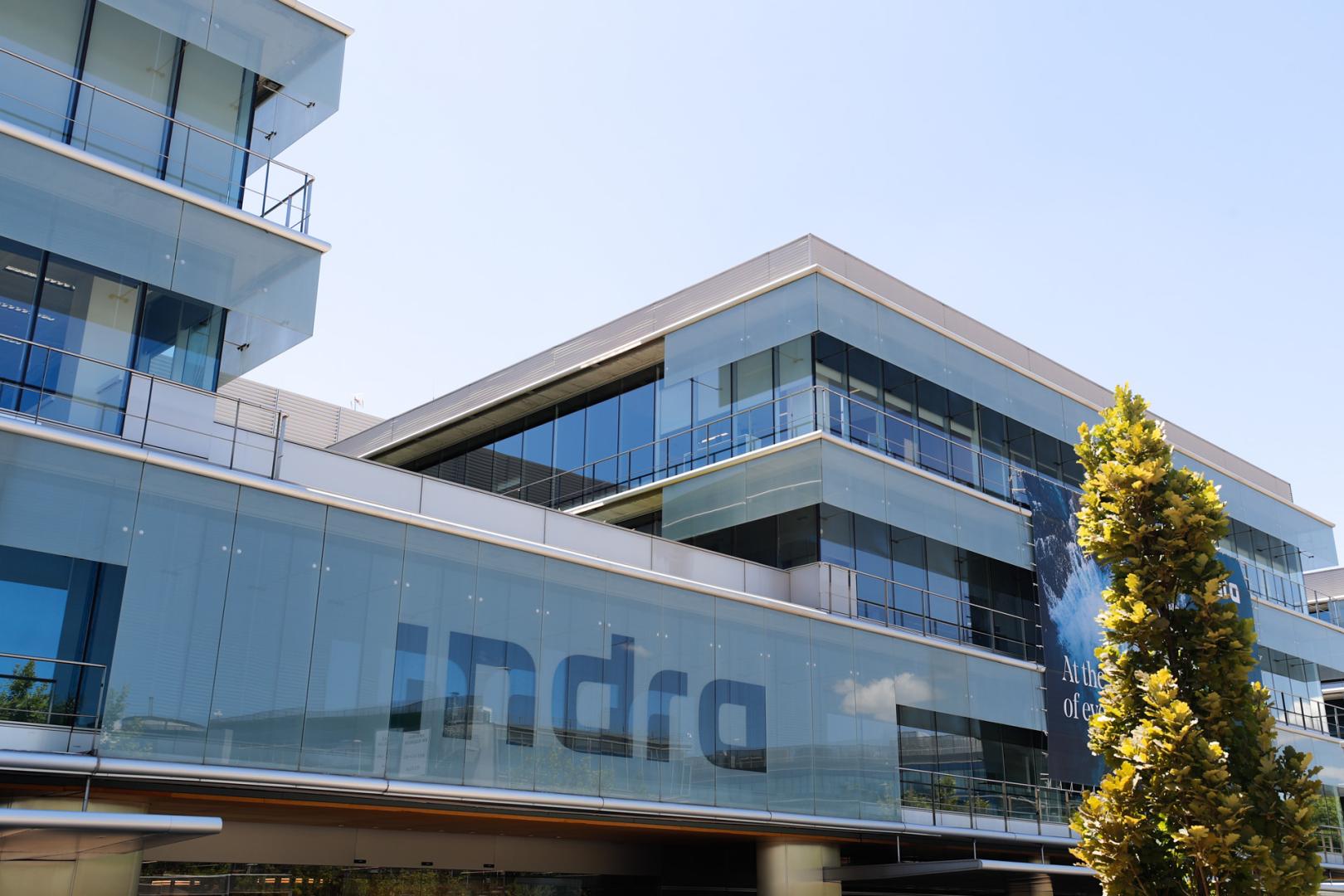 Detalle de la fachada del edificio en Alcobendas de la multinacional española Indra