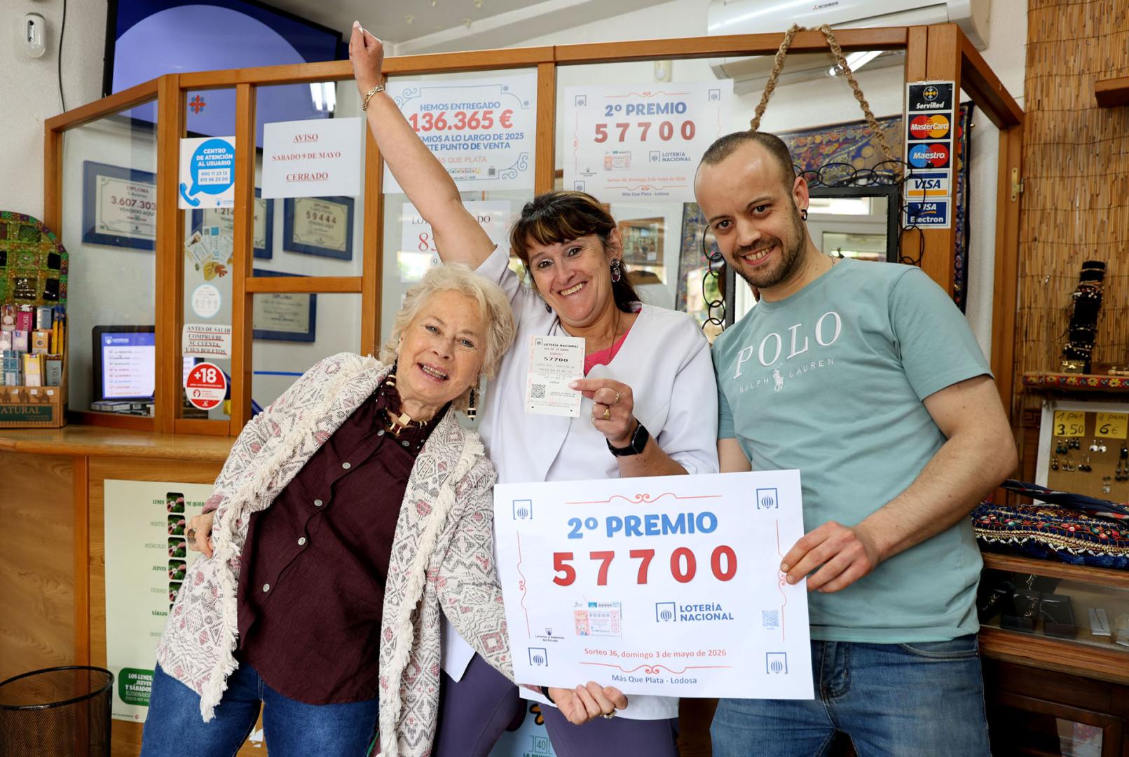 Desde la izda., Mª Carmen Lizaso; Aitziber, vecina de Andosilla y trabajadora en Lodosa que acudió este martes al establecimiento cuando se supo ganadora; y Javier Vergara, sosteniendo el número premiado