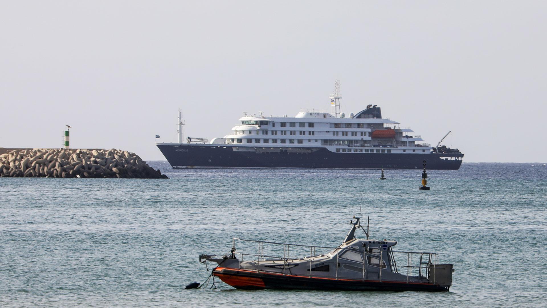 El crucero holandés MV Hondius, en el que se ha detectado el brote de hantavirus, se encuentra anclado frente a la costa de la ciudad de Praia, Cabo Verde, a la espera de dirigirse hacia Canarias