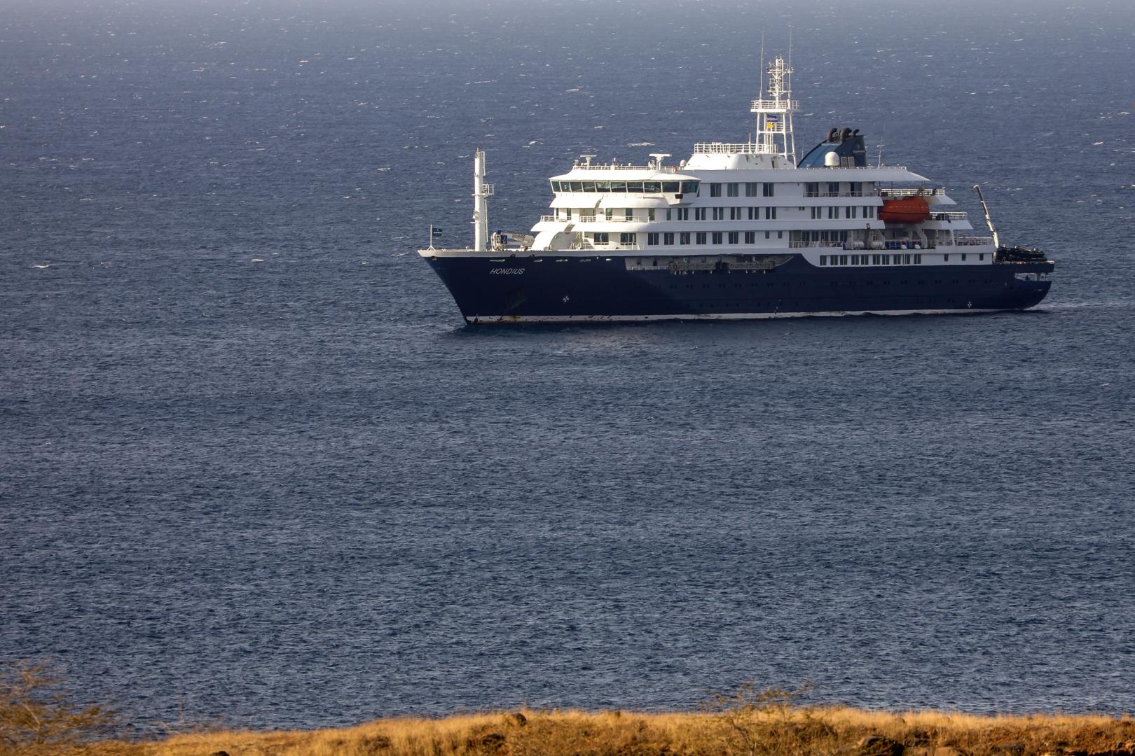 El crucero alemán MV Hondius, anclado frente a la ciudad de Praia en la isla de Santiago, en Cabo Verde