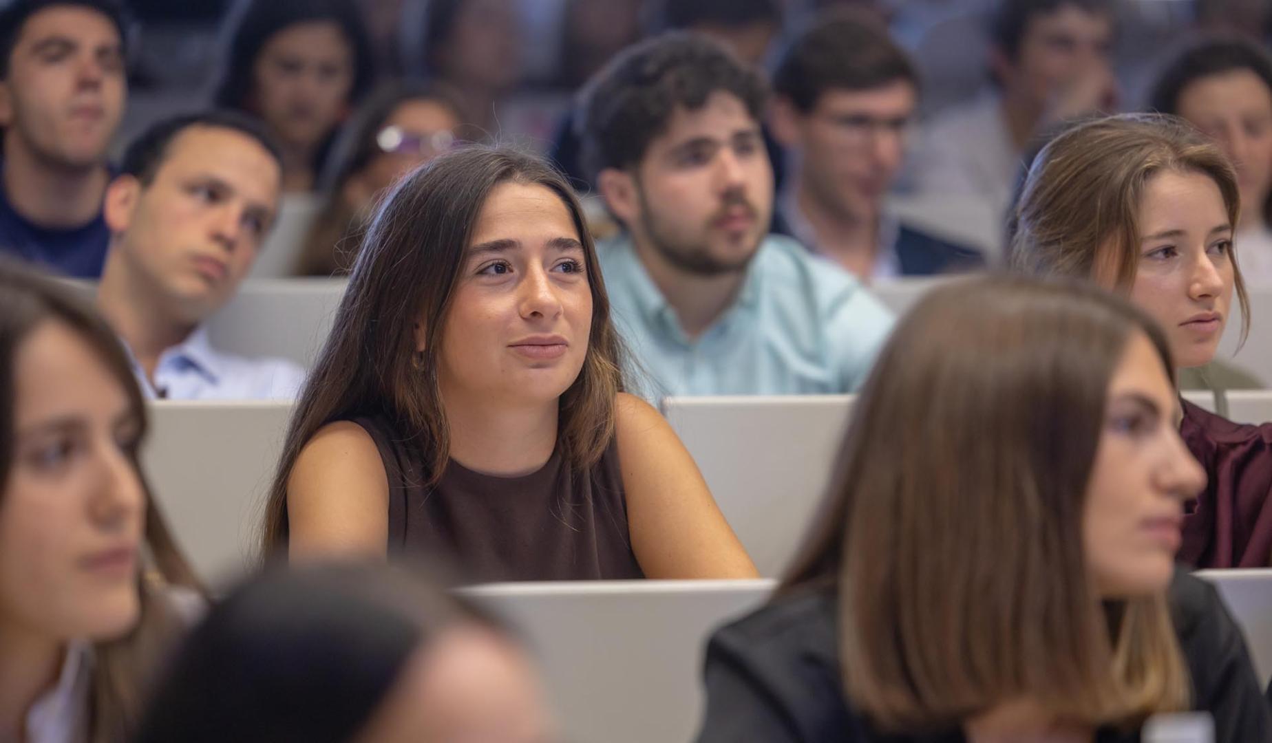 Alumnos en la Facultad de Comunicación