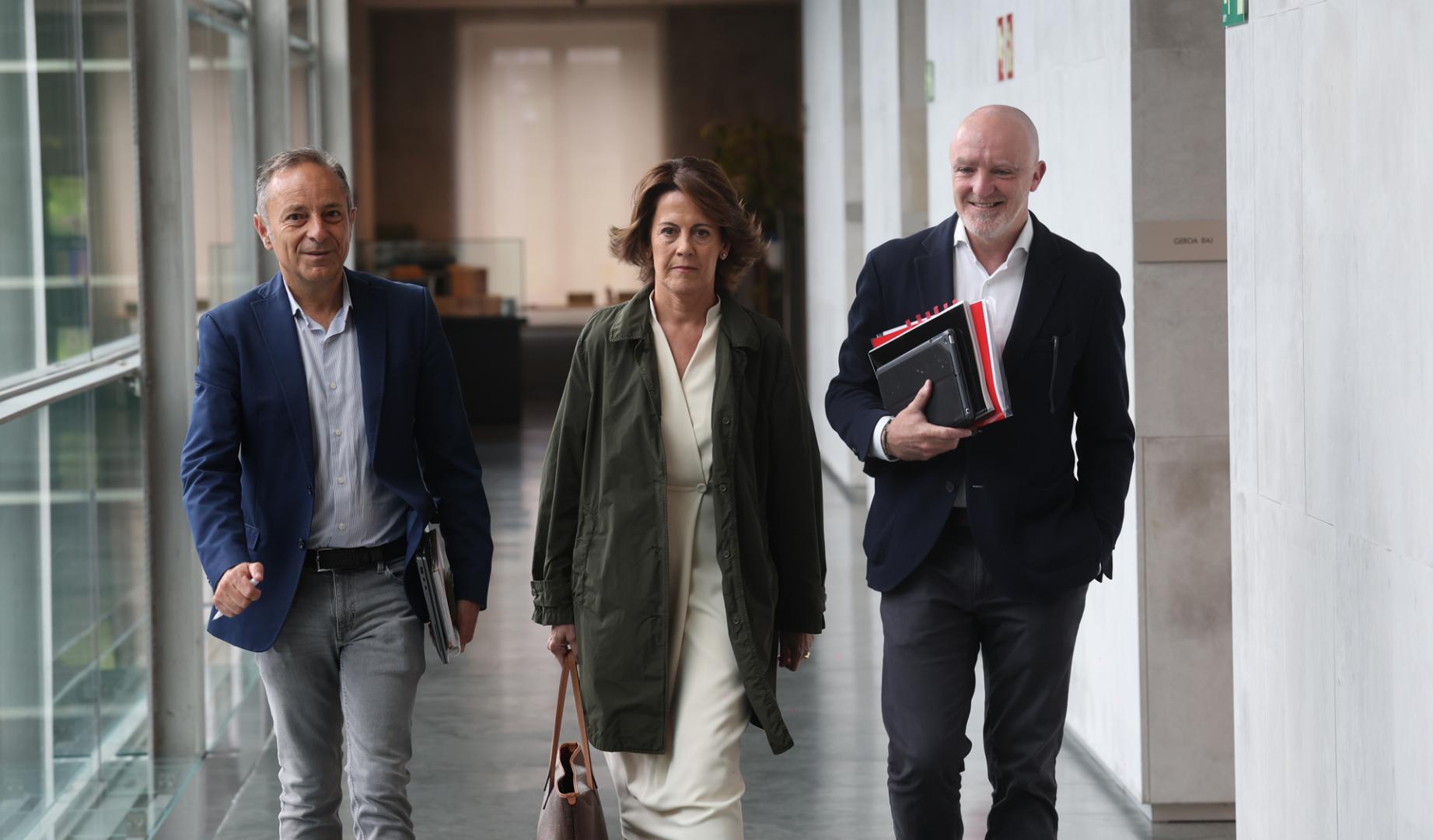 Yolanda Barcina, arropada por Javier Esparza, a su llegada este miércoles al Parlamento de Navarra
