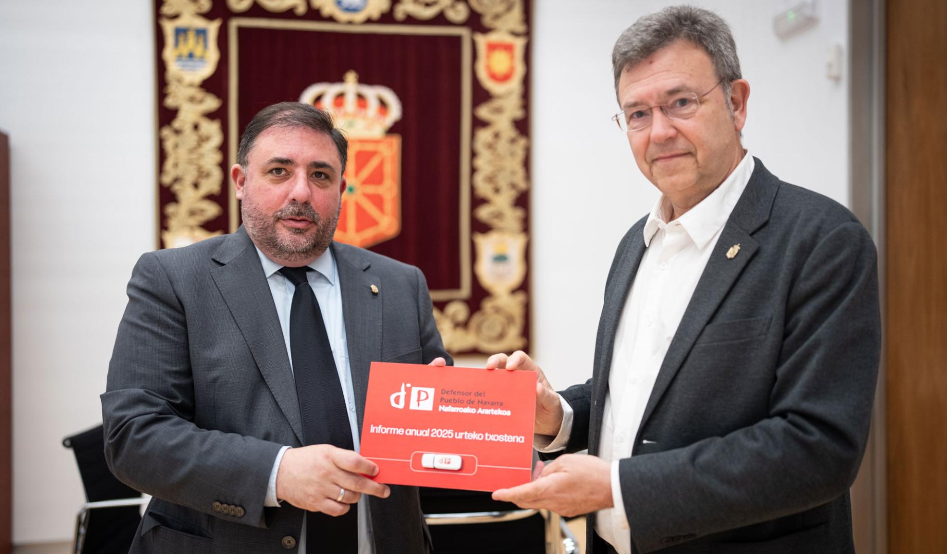Unai Hualde, presidente del Parlamento de Navarra y , Patxi Vera, Defensor del Pueblo de Navarra