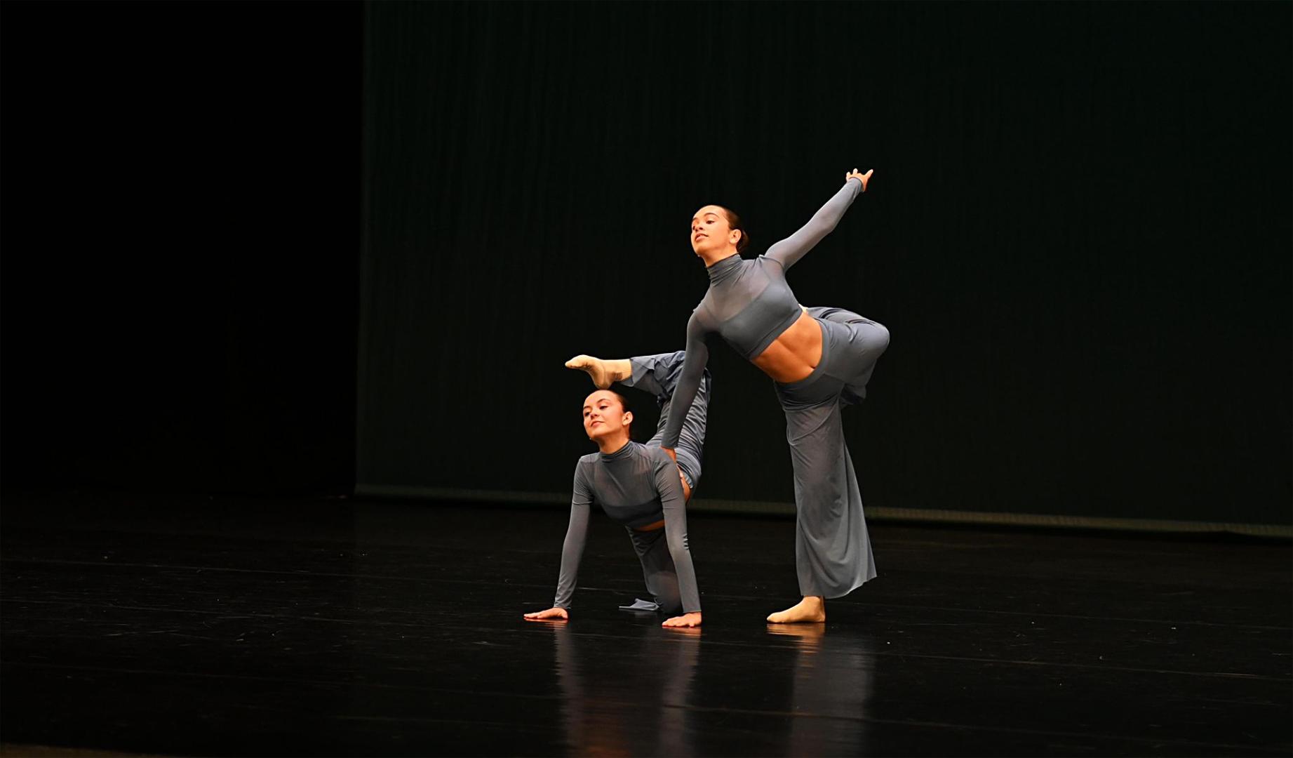 Dos de las alumnas de la escuela de danza Diana Casas actúan durante el certamen
