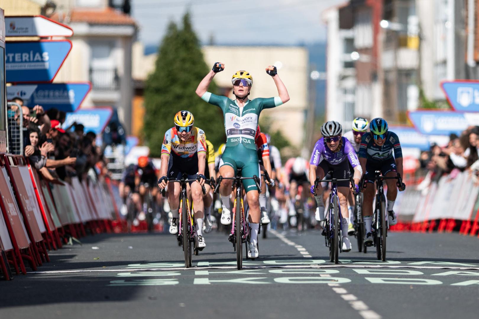 La ciclista belga Lotte Kopecky celebra su victoria en la meta de Antas de Ulla