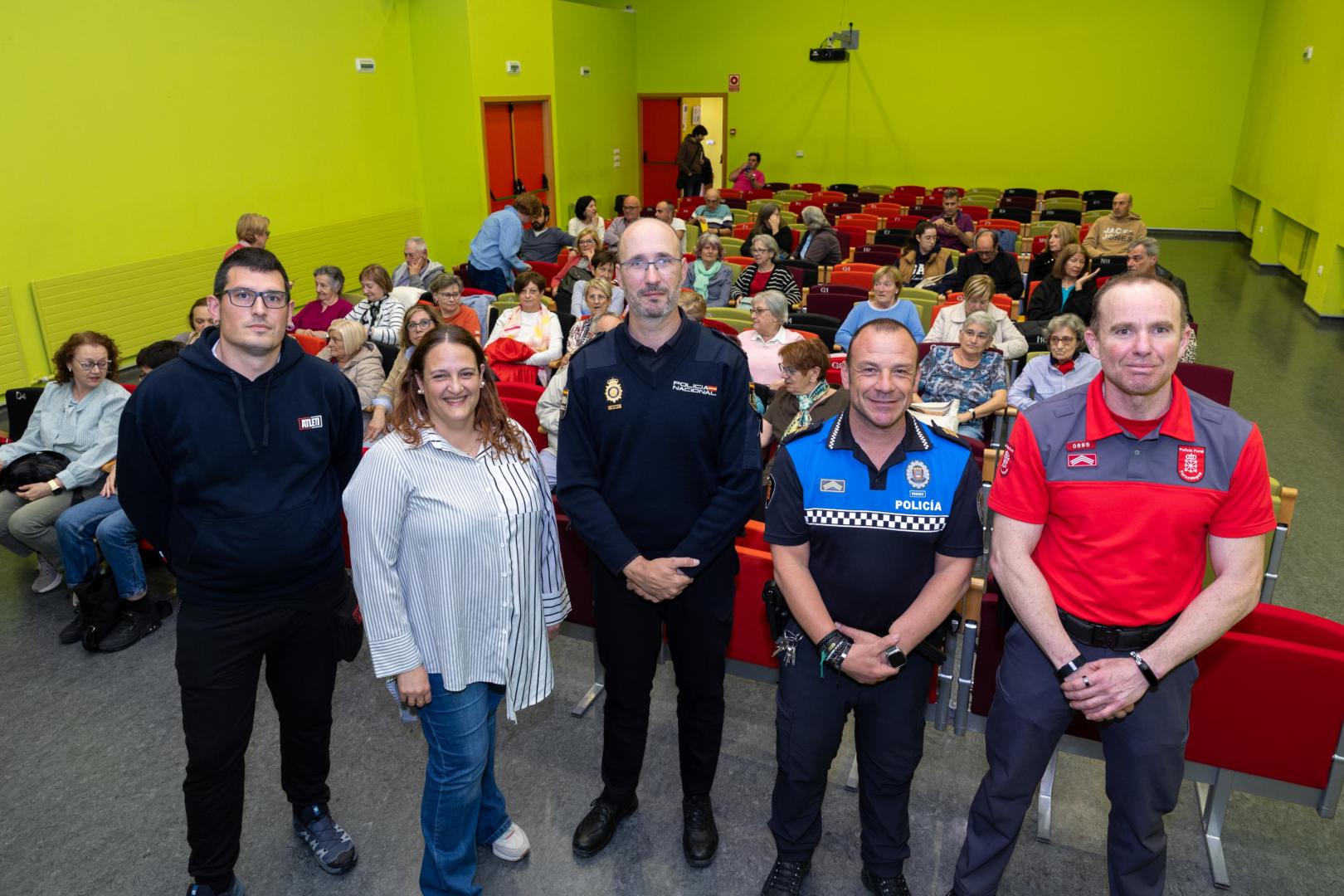 De izquierda a derecha: Iker Andrés Díez y Laura Martínez Valenzuela, vocal y presidenta de la Asociación de Vecinos del Barrio de Lourdes; José Antonio Palacio Fatas (Policía Nacional); Ricardo Casamián Gil (Policía Municipal); y Sergio Pintre Agustín (Policía Foral)