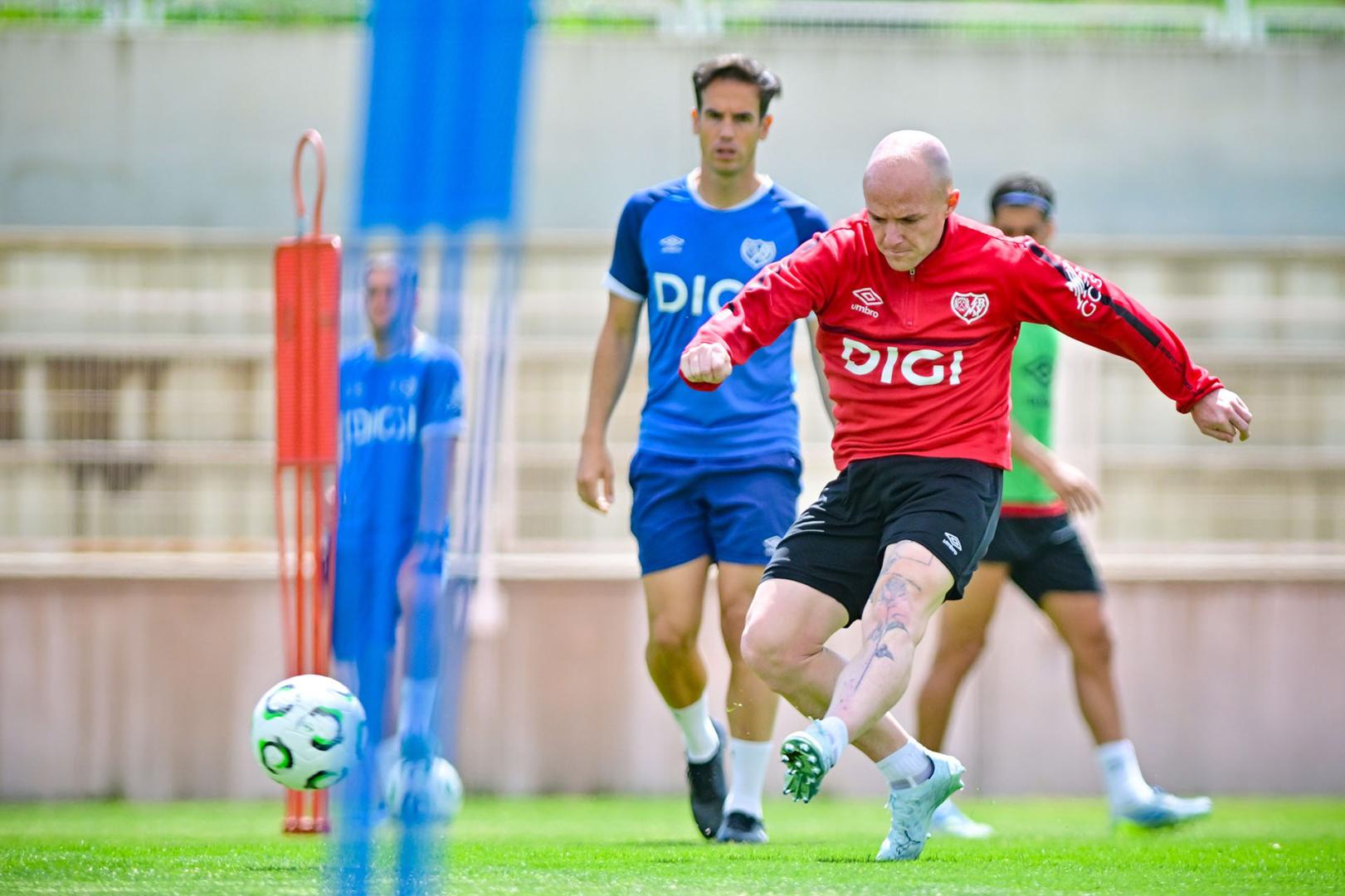 Iñigo Pérez, en el último entrenamiento del Rayo antes de partir a Estrasburgo