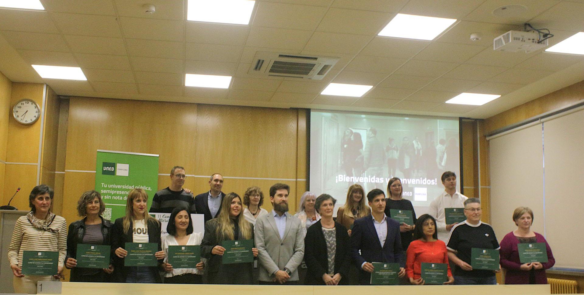 Alumnos distinguidos por su trayectoria o expediente, profesores y autoridades, este miércoles por la tarde en el Día de la UNED, en el centro de Pamplona
