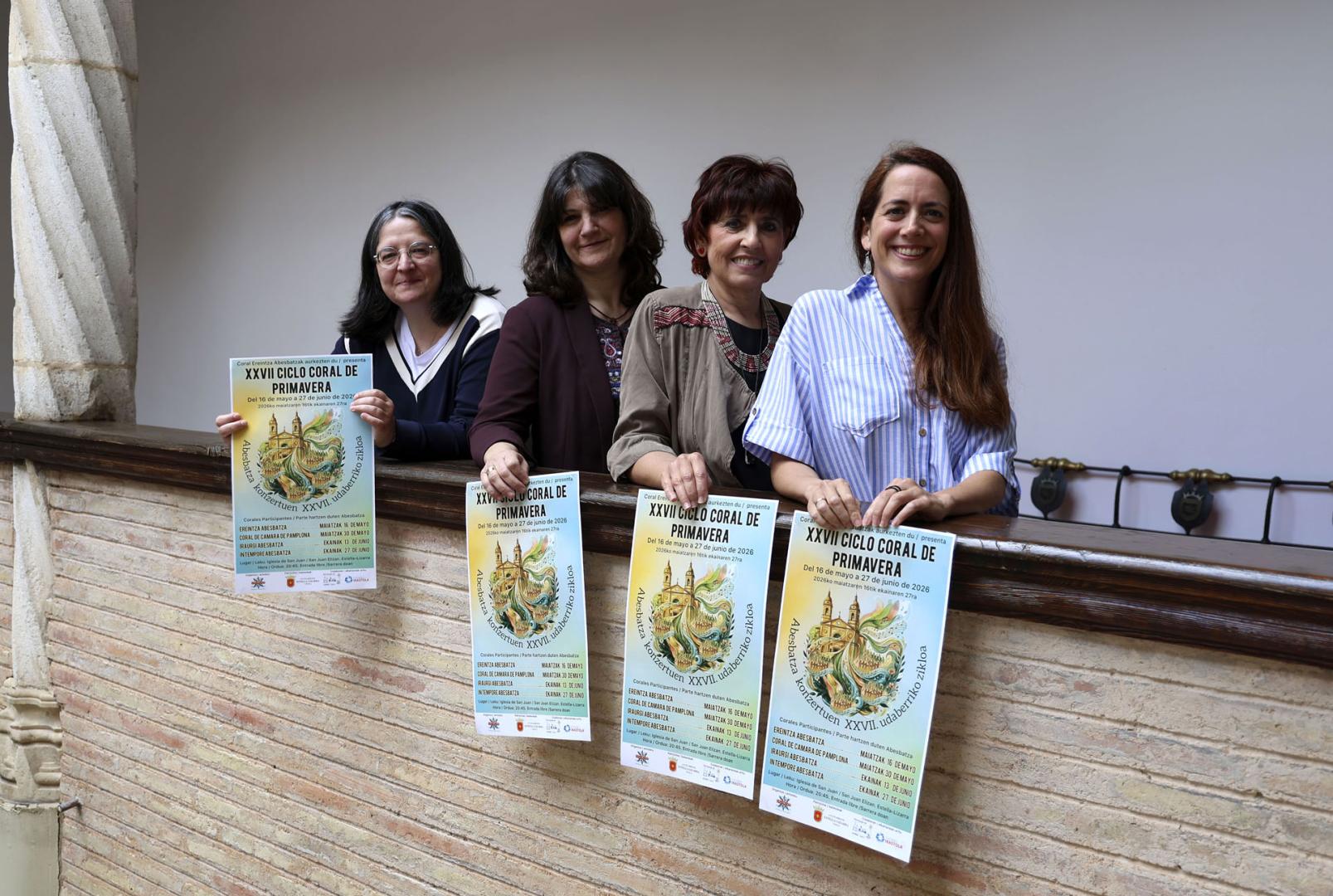 Desde la izda., Myriam Ojer, presidenta de la Coral Ereintza; la concejala de Cultura, Ana Duarte; Mª José Veintemilla, secretaria de la coral; y la nueva directora, Estitxu Castellano