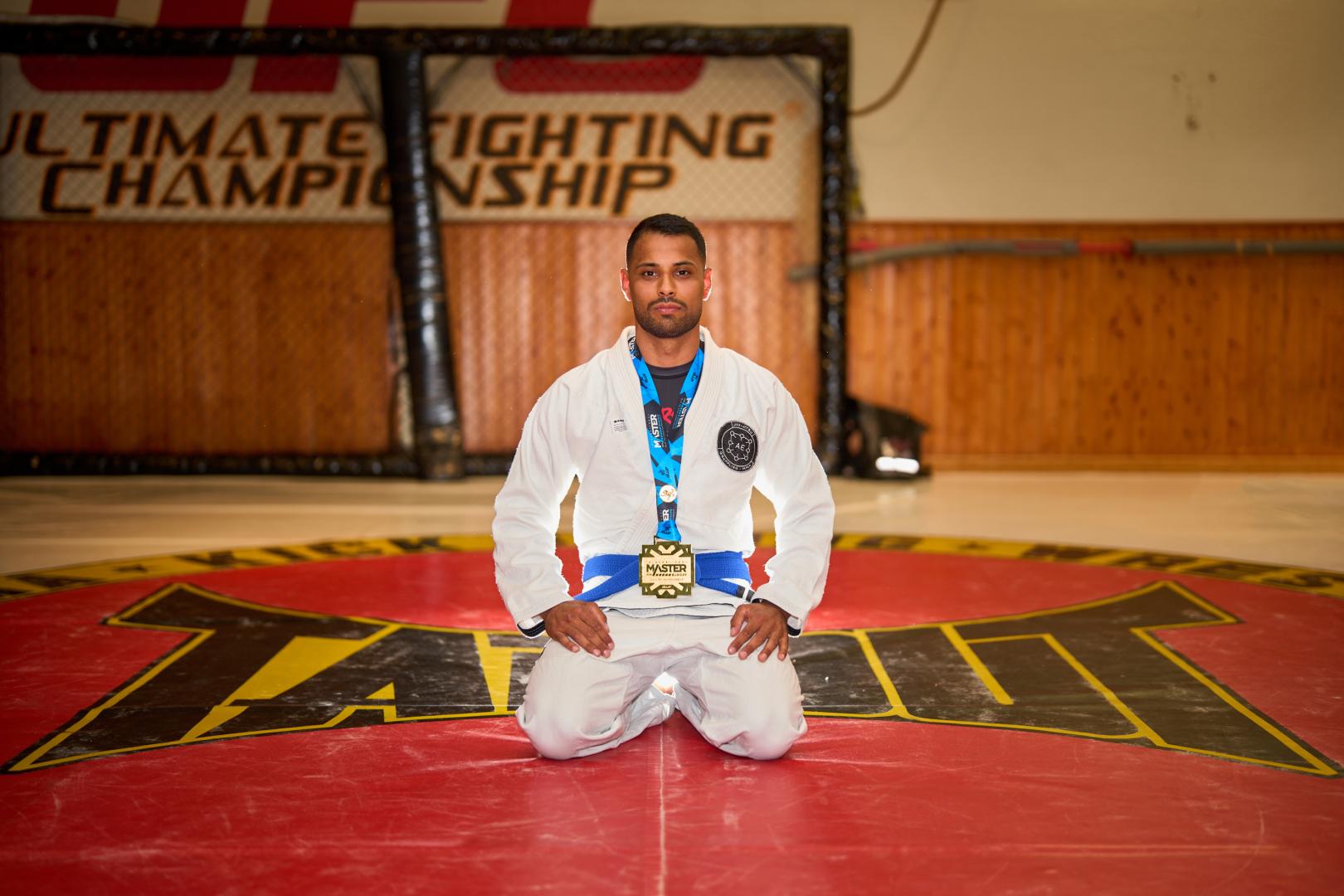 Andrey Augusto con la medalla de oro del Master Europe Championship en el tatami del gimnasio Boxrus.
