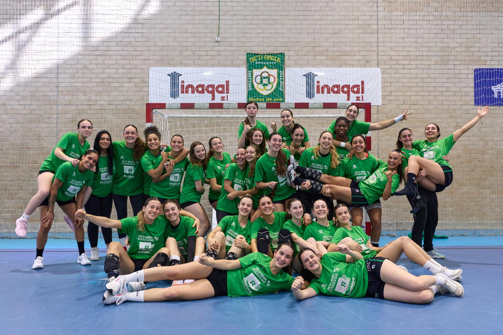 Las jugadoras del primer equipo y del cadete posaron juntas en Villava antes de viajar a San Sebastián para disputar desde este viernes 8 la Copa de la Reina y la Minicopa, respectivamente.