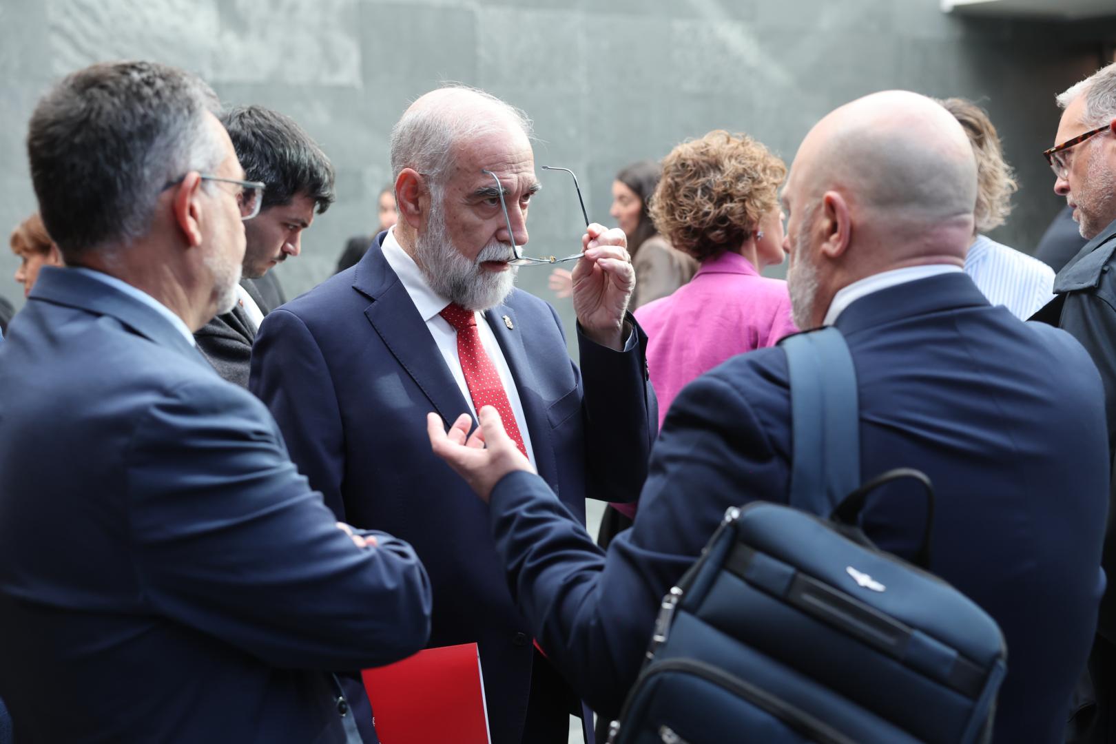 El consejero de Salud, Fernando Domínguez, en el pleno del Parlamento foral