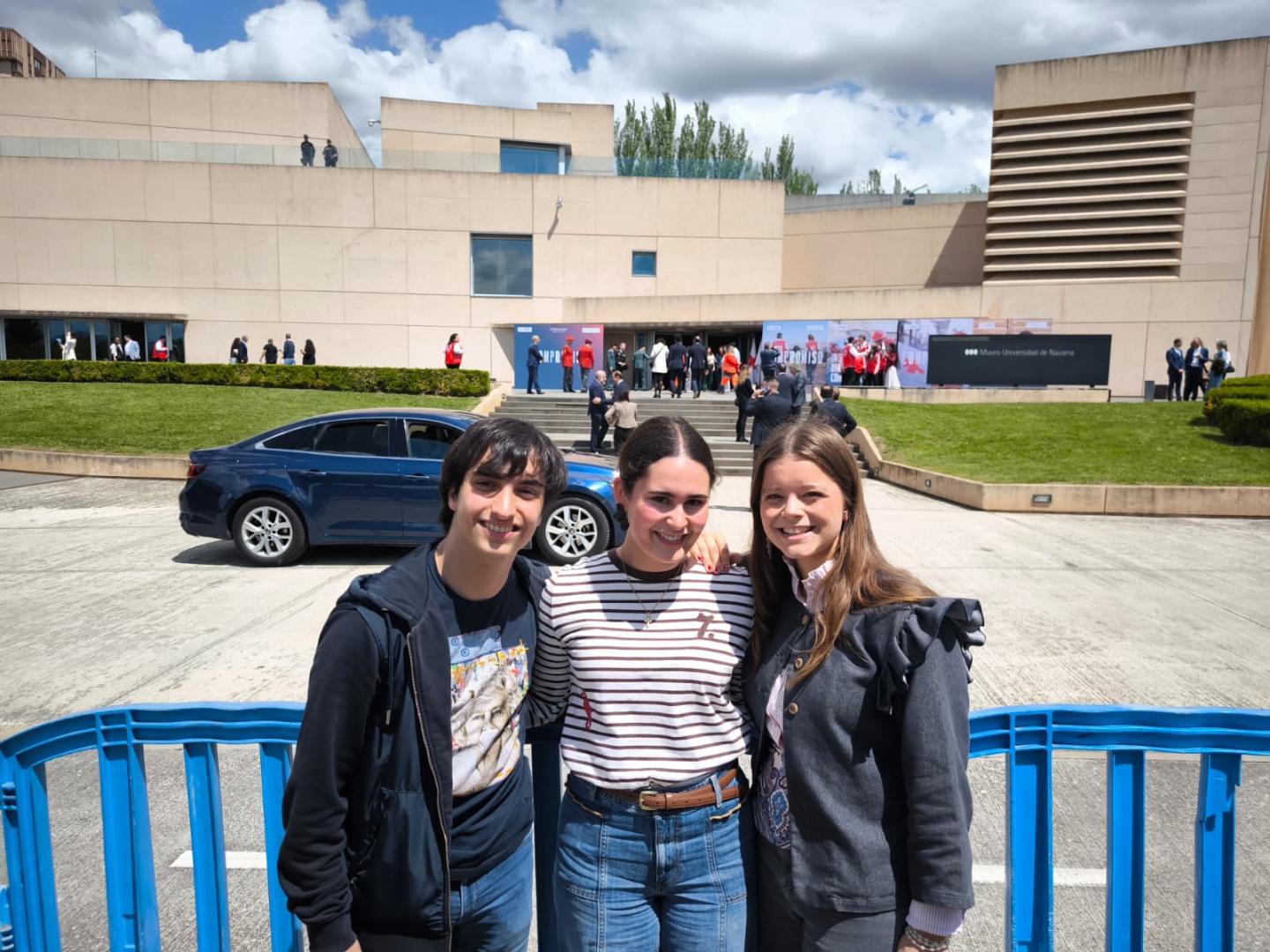 Mariano Plana Blanco, Lúa Gulías Valiñas y Cristina Cuadrado Dorrio, estudiantes de Periodismo en la Universidad de Navarra