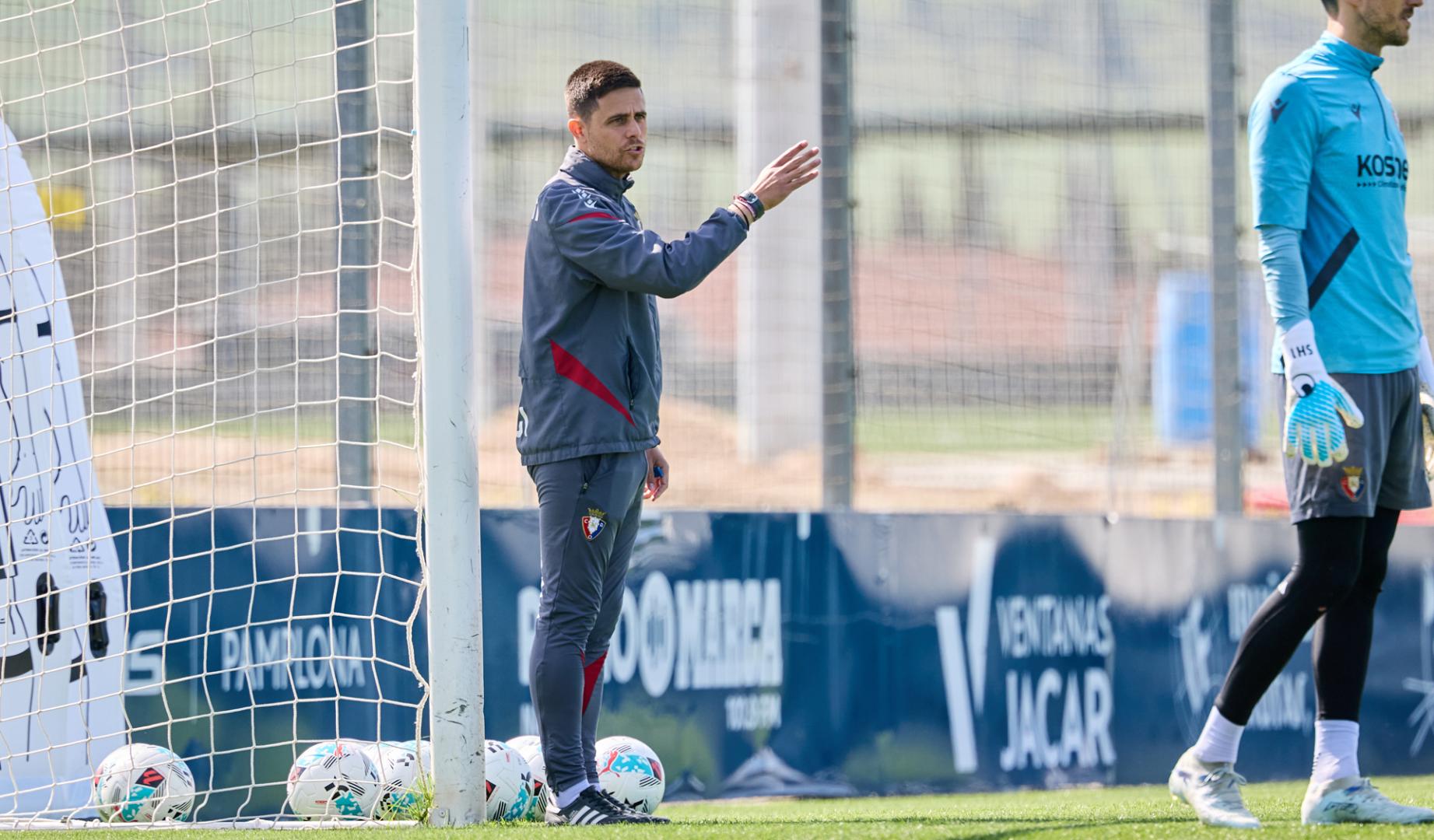 El entrenador del Club Atlético Osasuna, Alessio Lisci, durante el entrenamiento de este jueves en Tajonar