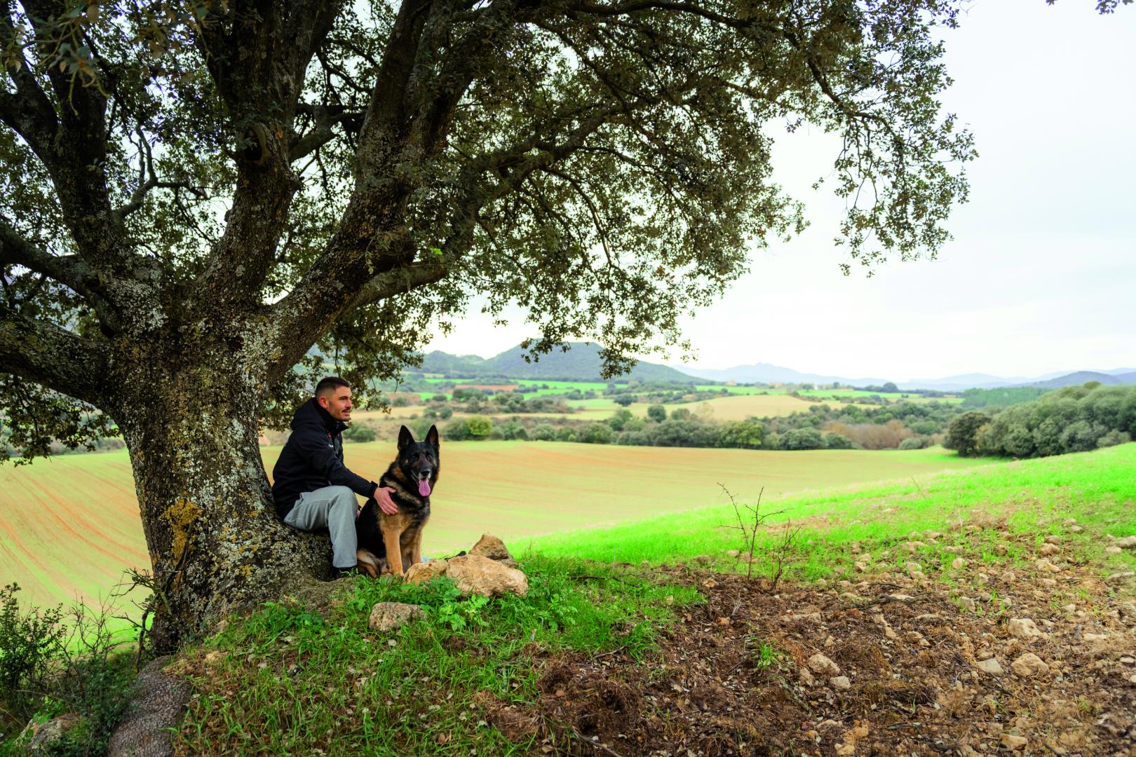 Ahikar Azcona y su perro Kanku, bajo la encina de Igúzquiza en la que hace terapia el actor