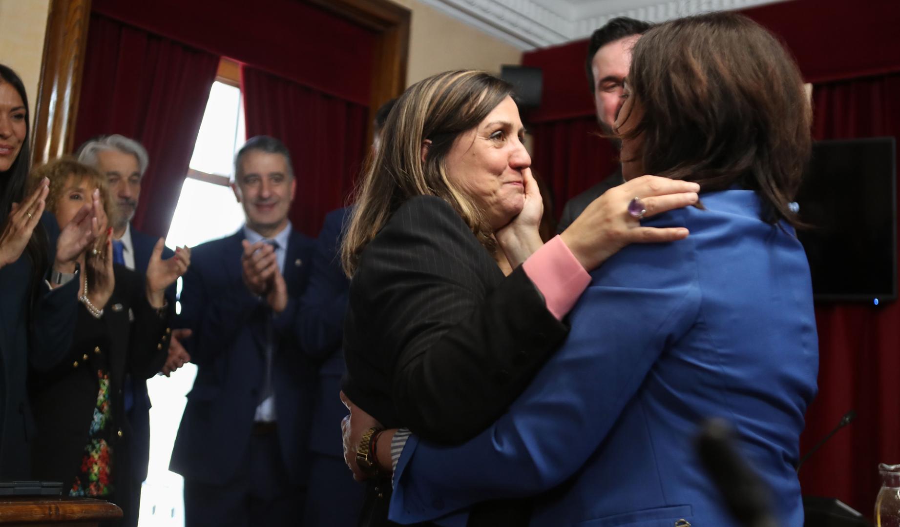 La concejala tránsfuga del PSOE, María Reigosa (i), y la nueva alcaldesa de Lugo, Elena Candia (d), durante el debate de la moción de censura en el Ayuntamiento de Lugo