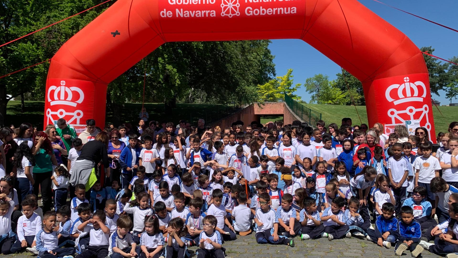 Foto de familia de los participantes en la Carrera Solidaria de Santa Catalina Laboure en Pamplona
