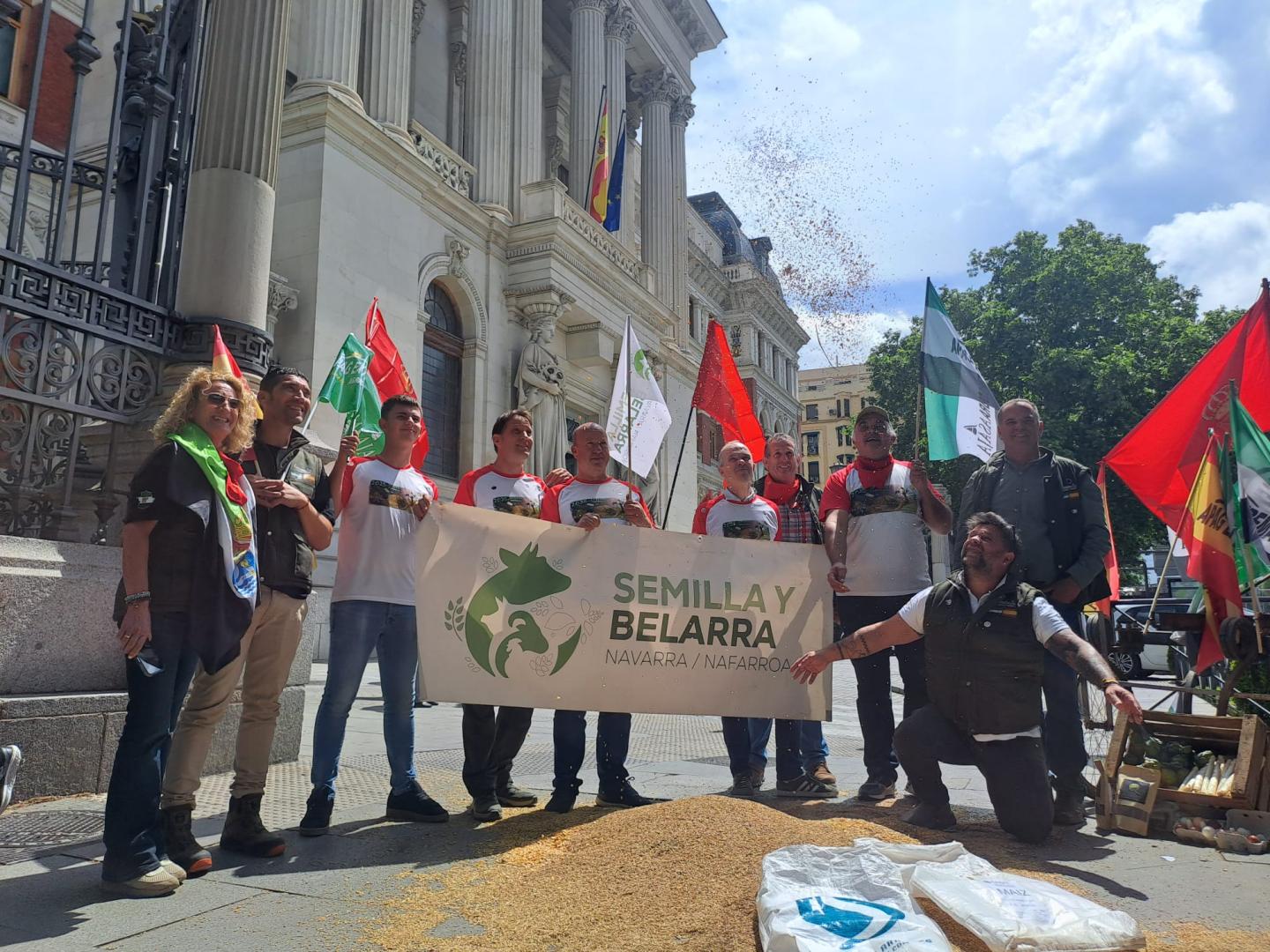 Grupo de navarros que han acudido a Madrid para protestar ante el Ministerio de Agricultura.