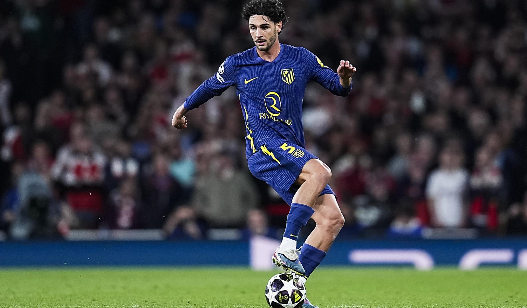 Johnny Cardoso controla el esférico durante el choque de Champions contra el Arsenal