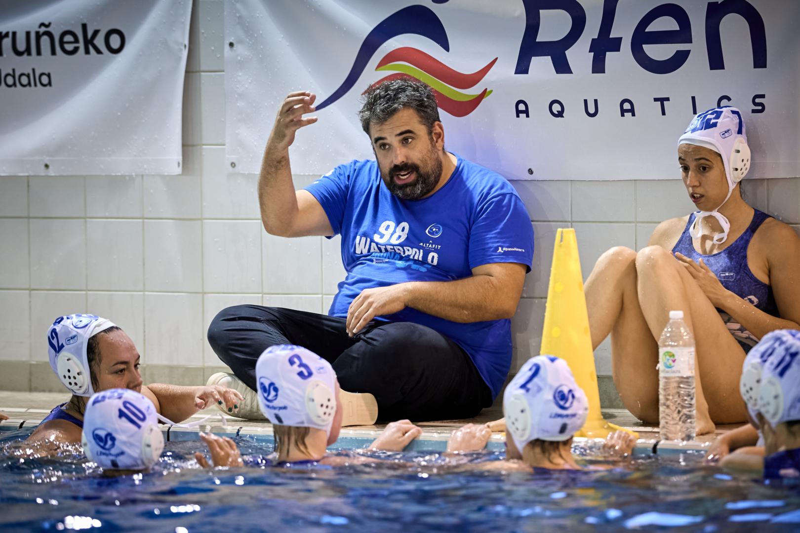 Imanol Maiza, técnico del Waterpolo Iruña 98 02, durante un partido