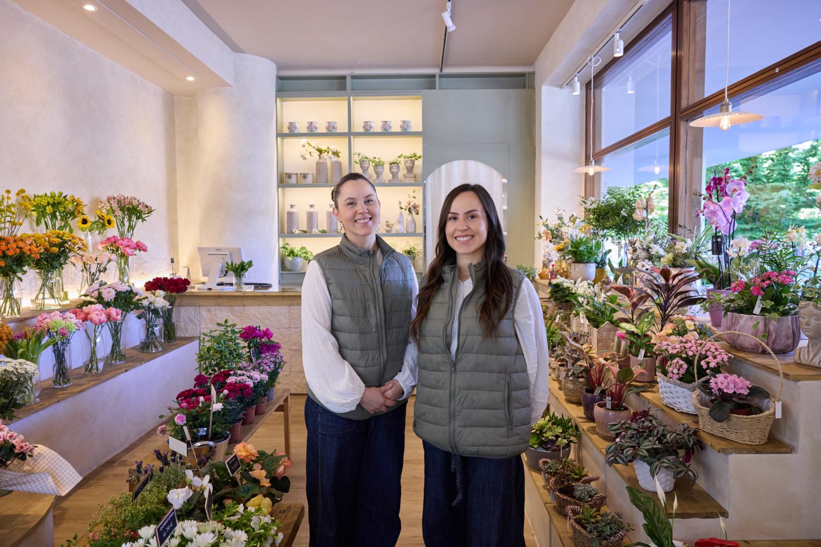 Irene y Julia Arellano Zapatero, en la floristería El Jardín de la calle Iturrama 43 de Pamplona