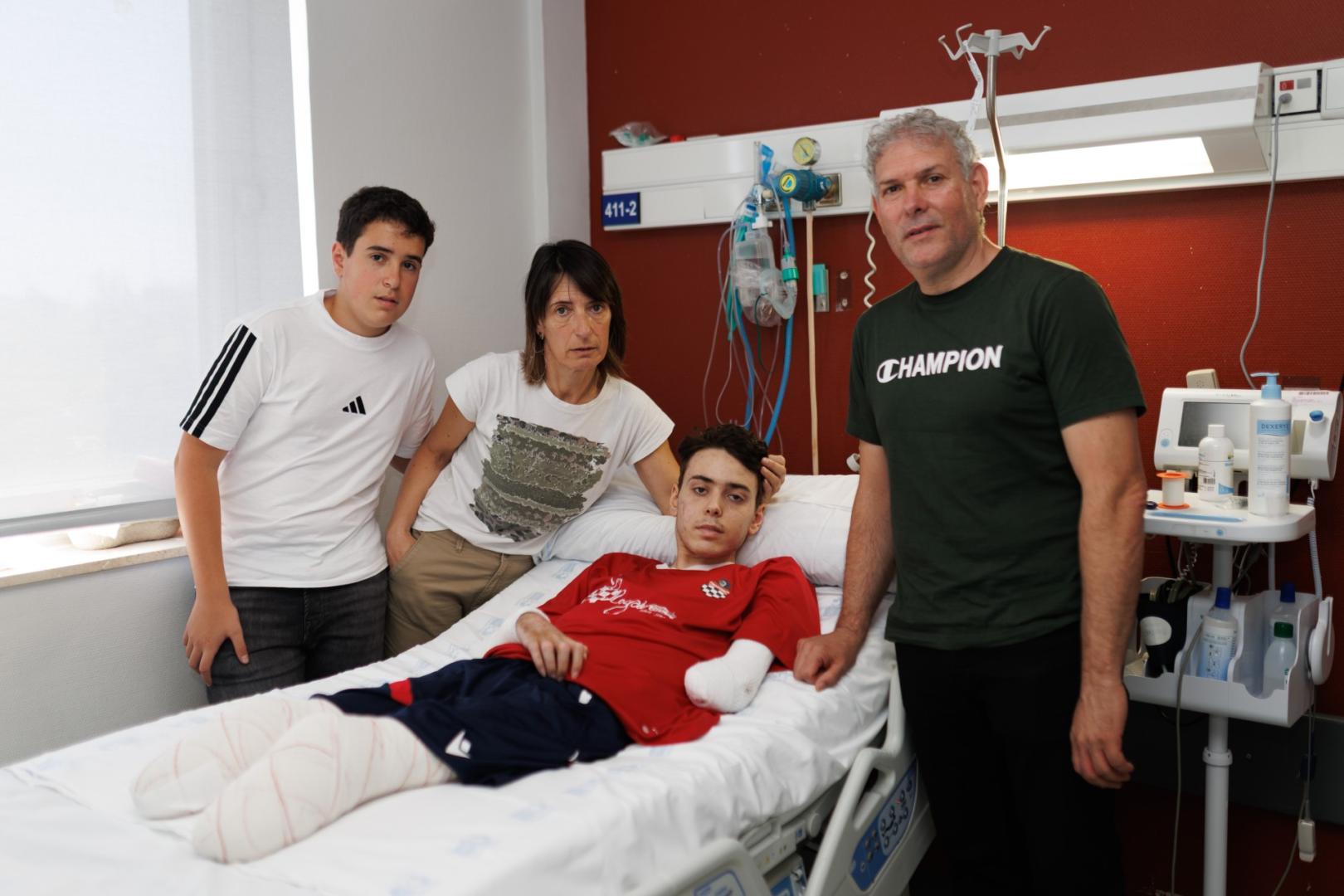 Gorka, junto a su hermano, Oier, y sus padres, Lurdes Mendiburu Vidart y Joxi Goñi Celayeta.