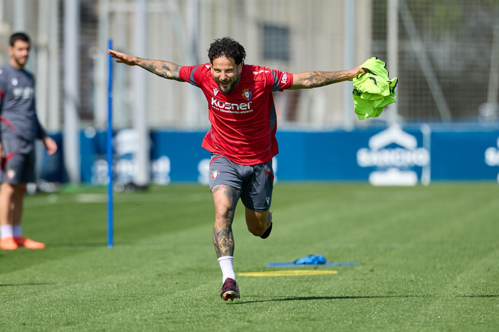 Rubén García, que se medirá a su exequipo, en uno de los ejercicios del entrenamiento de ayer en Tajonar.