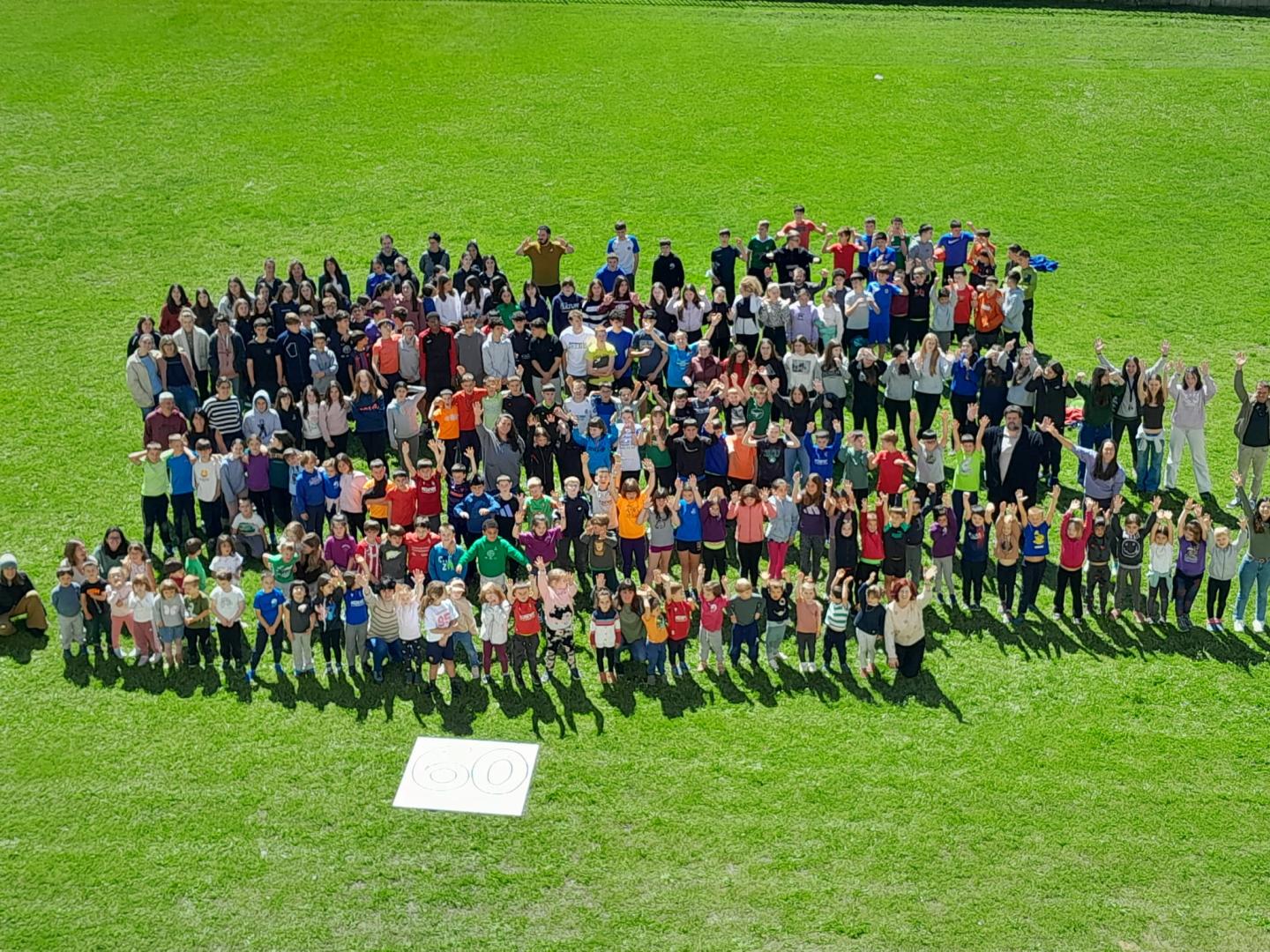 Imagen de grupo de la conunidad escolar del colegio Larraintzar.
