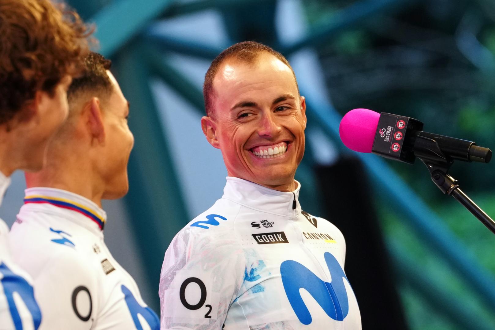 Enric Mas, sonriente, en la presentación de equipos del Giro de Italia en Bulgaria.