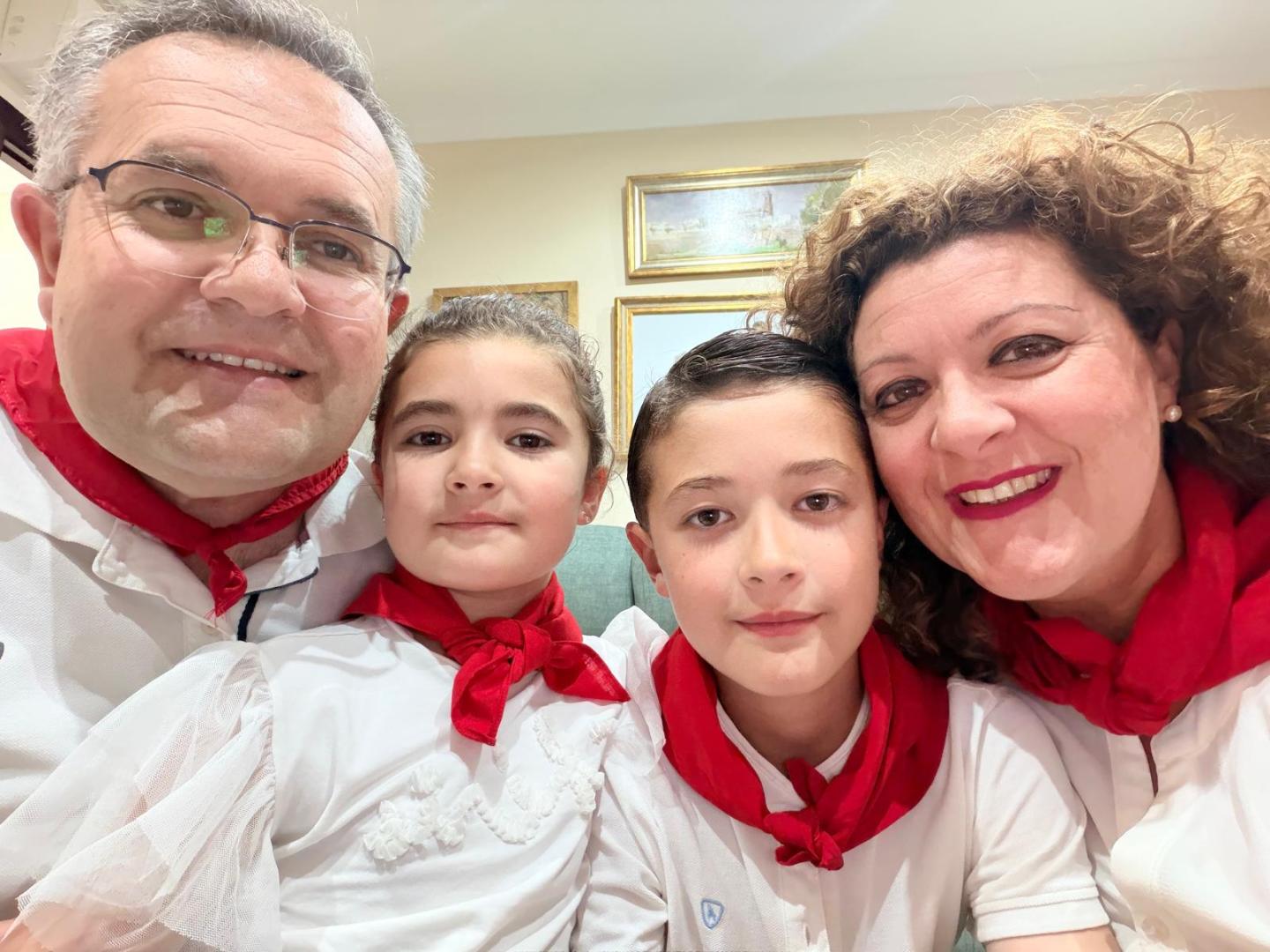 Juan Espinosa Valverde, con sus padres, Juan Antonio y Margarita, y su hermana Asunción.