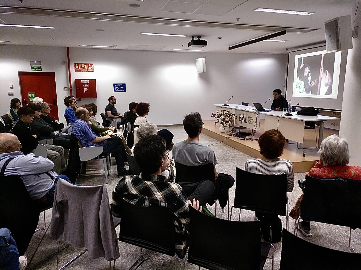 Fernando Turmo en la conferencia ‘Viviendo entre chimpancés’ en la Bilioteca de Navarra.