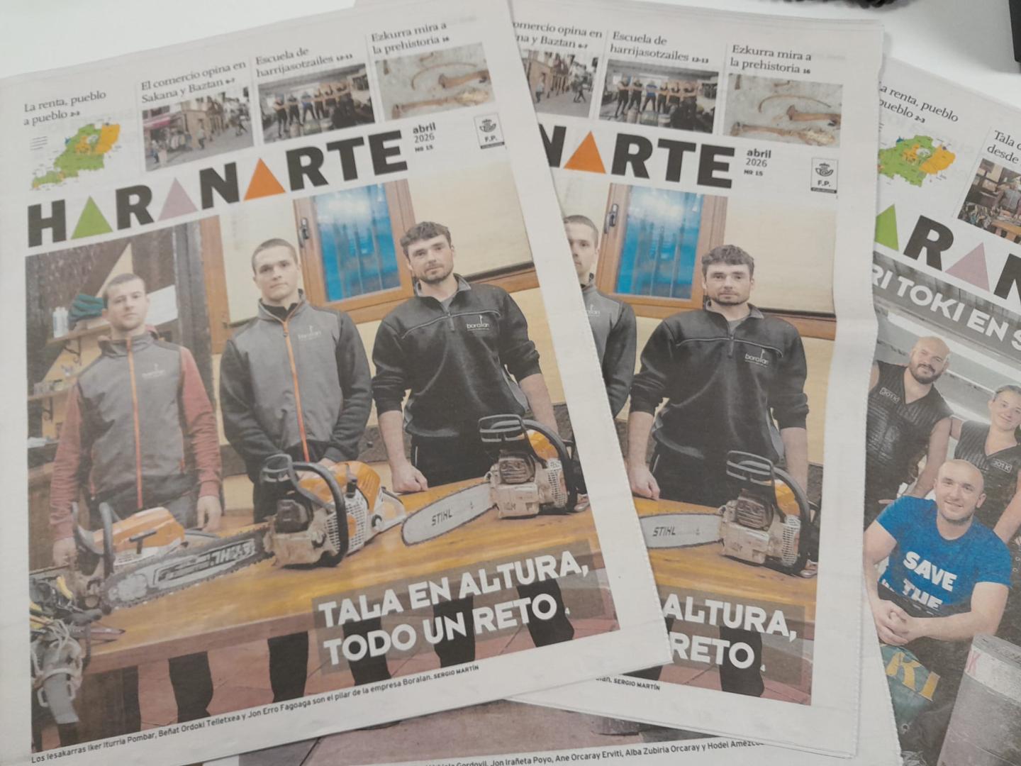 Ejemplares del número correspondiente al mes de abril de Haranarte.