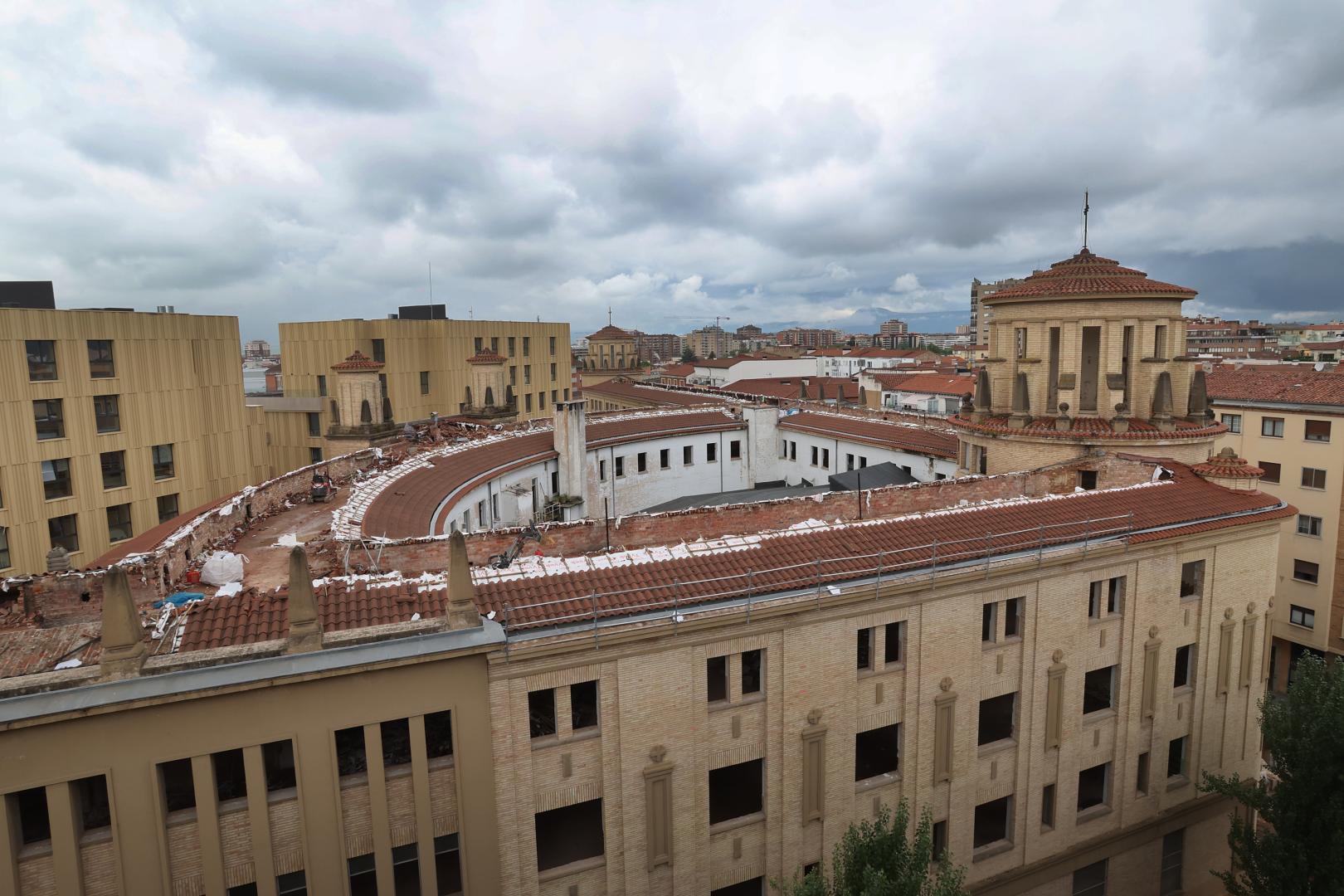 Los trabajos para demontar el tejado del antiguo colegio de Maristas de Pamplona