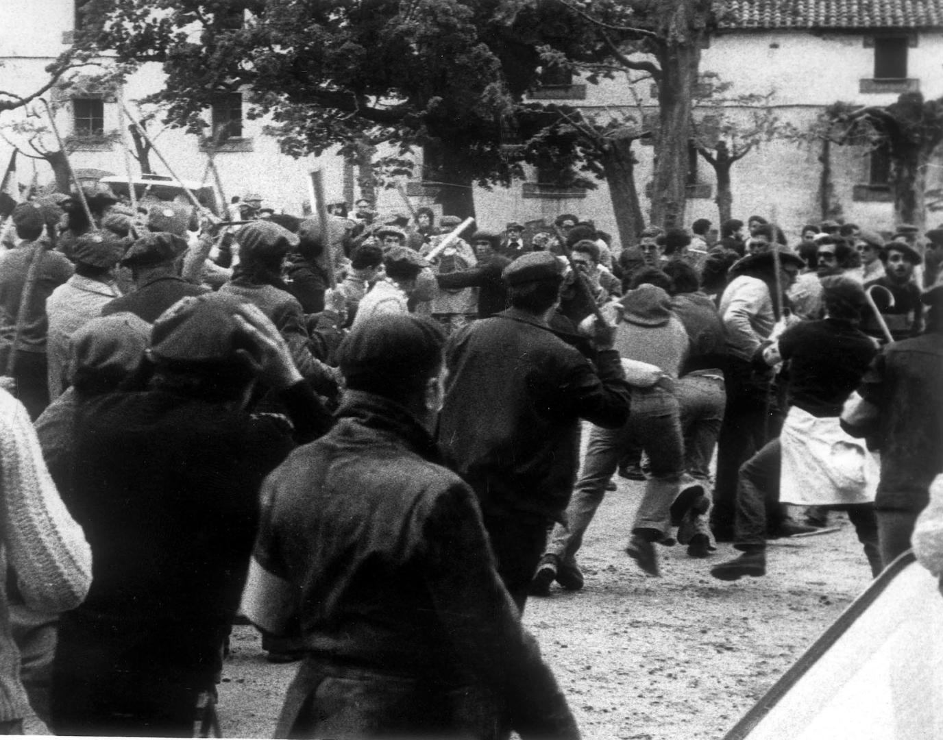 Incidentes antes del viacrucis de Montejurra 76, junto al Monasterio de Irache. Aquí se registraron los primeros heridos y Aniano Jiménez Santos falleció de un disparo