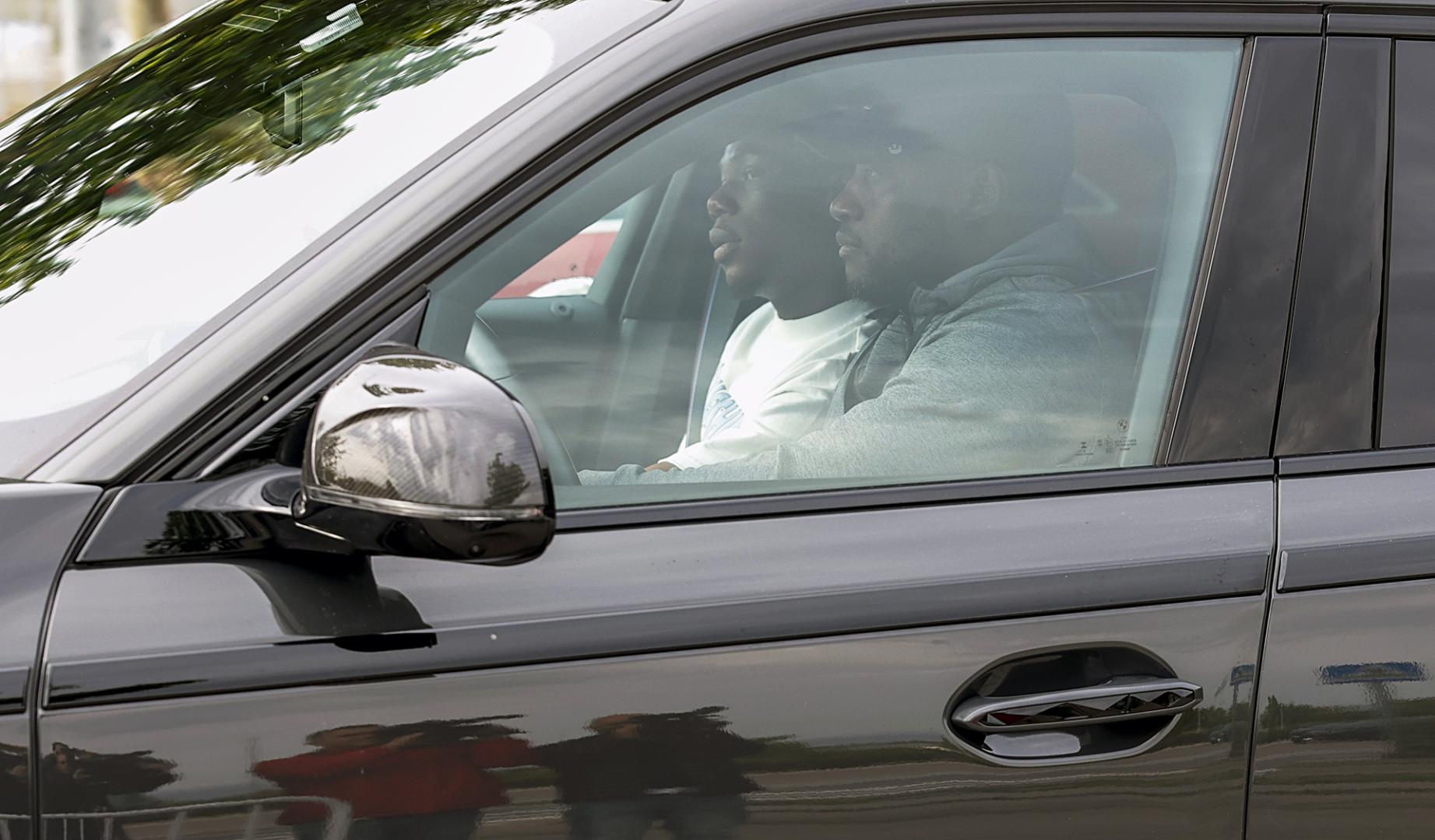 El centrocampista del Real Madrid, Aurelién Tchouameni (copiloto) a su llegada al entrenamiento a puerta cerrada del equipo en la Ciudad Deportiva de Valdebebas, Madrid
