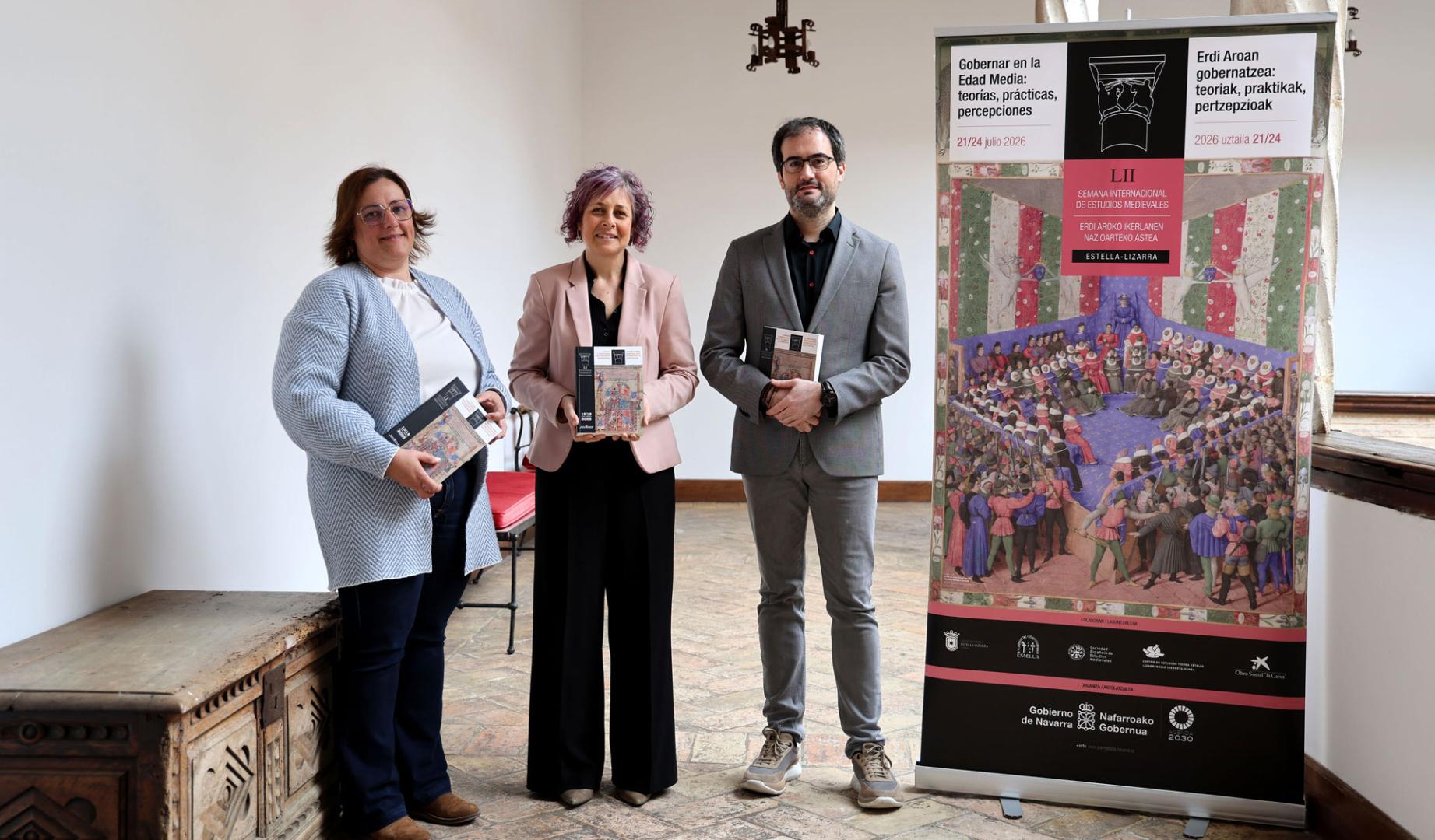 Desde la izda., Marta Ruiz de Alda; Rebeca Esnaola y Mario Lafuente ayer en Estella.