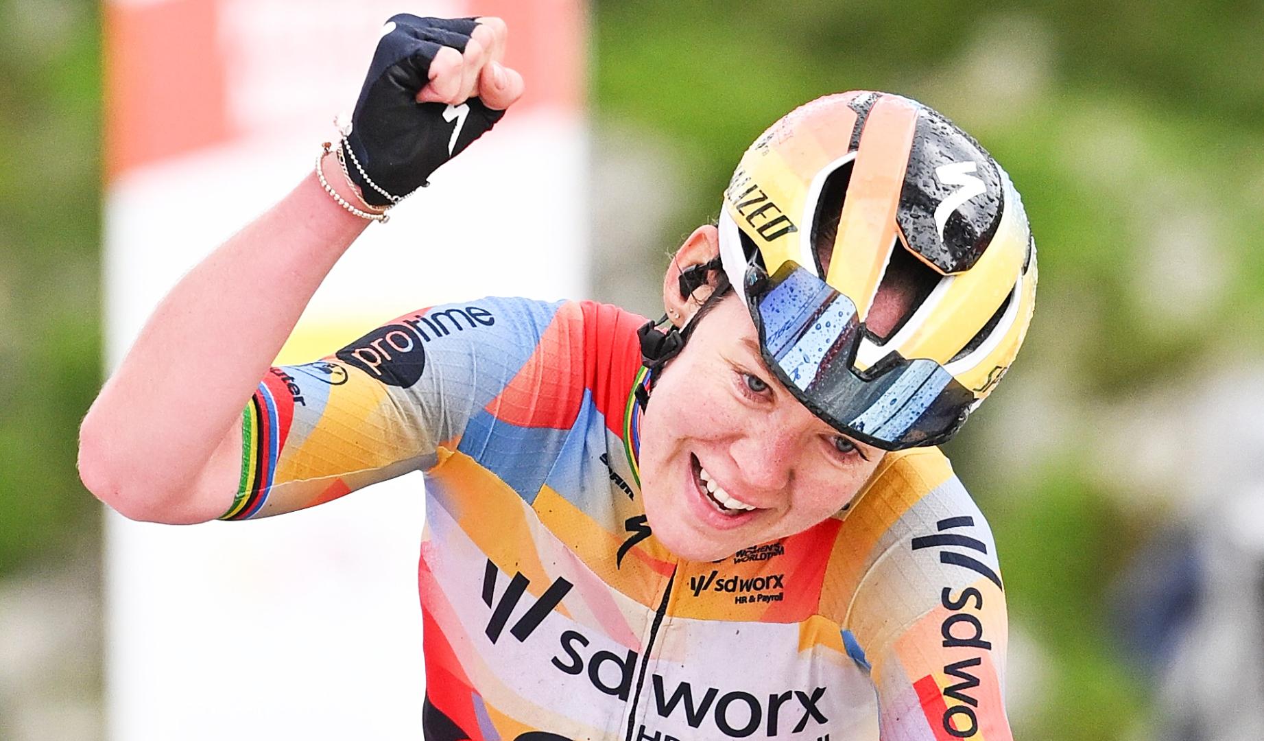 La ciclista neerlandesa Anna van der Breggen (Team SD Worx-Protime) celera el triunfo en la meta de Les Praeres (Nava)