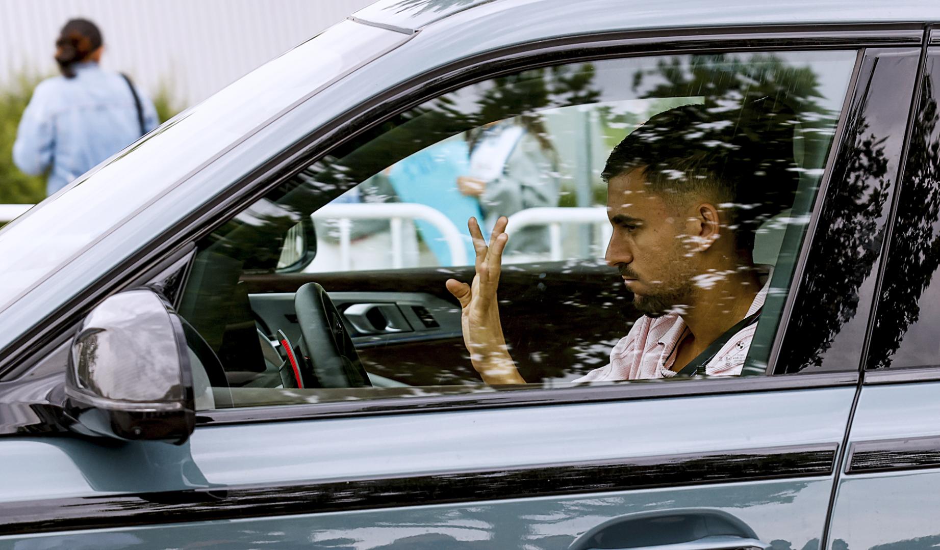 El centrocampista del Real Madrid, Dani Ceballos a su llegada al entrenamiento a puerta cerrada del equipo en la Ciudad Deportiva de Valdebebas