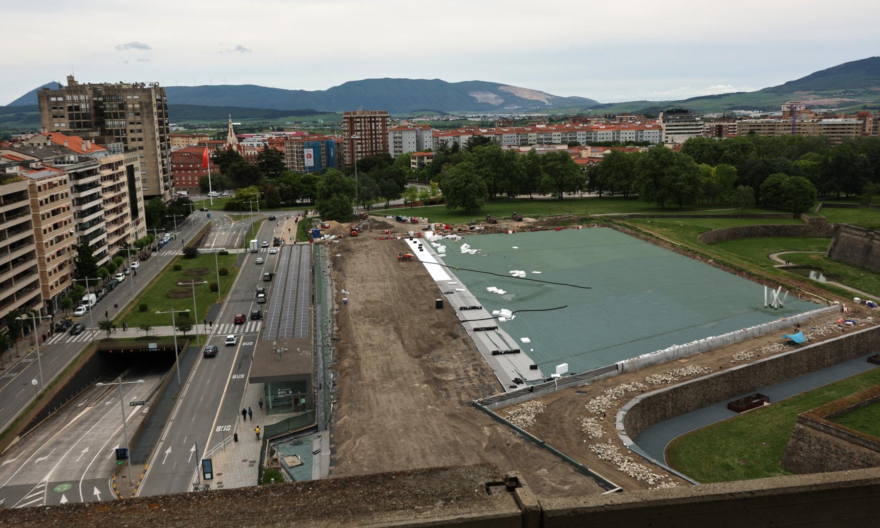 Imagen de ayer de la situación de las obras de impermeabilización en la pradera de la Ciudadela