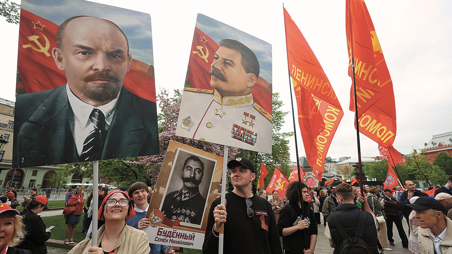 Un grupo de rusos exhibe los retratos de Putin y Stalin, ayer, en el primer día de la celebración en Moscú