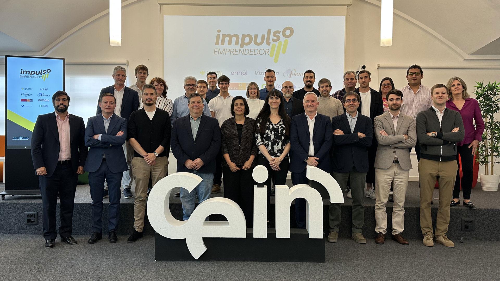 Foto de familia con los mentores y promotores de los proyectos que se han presentado a Impulso Emprendedor