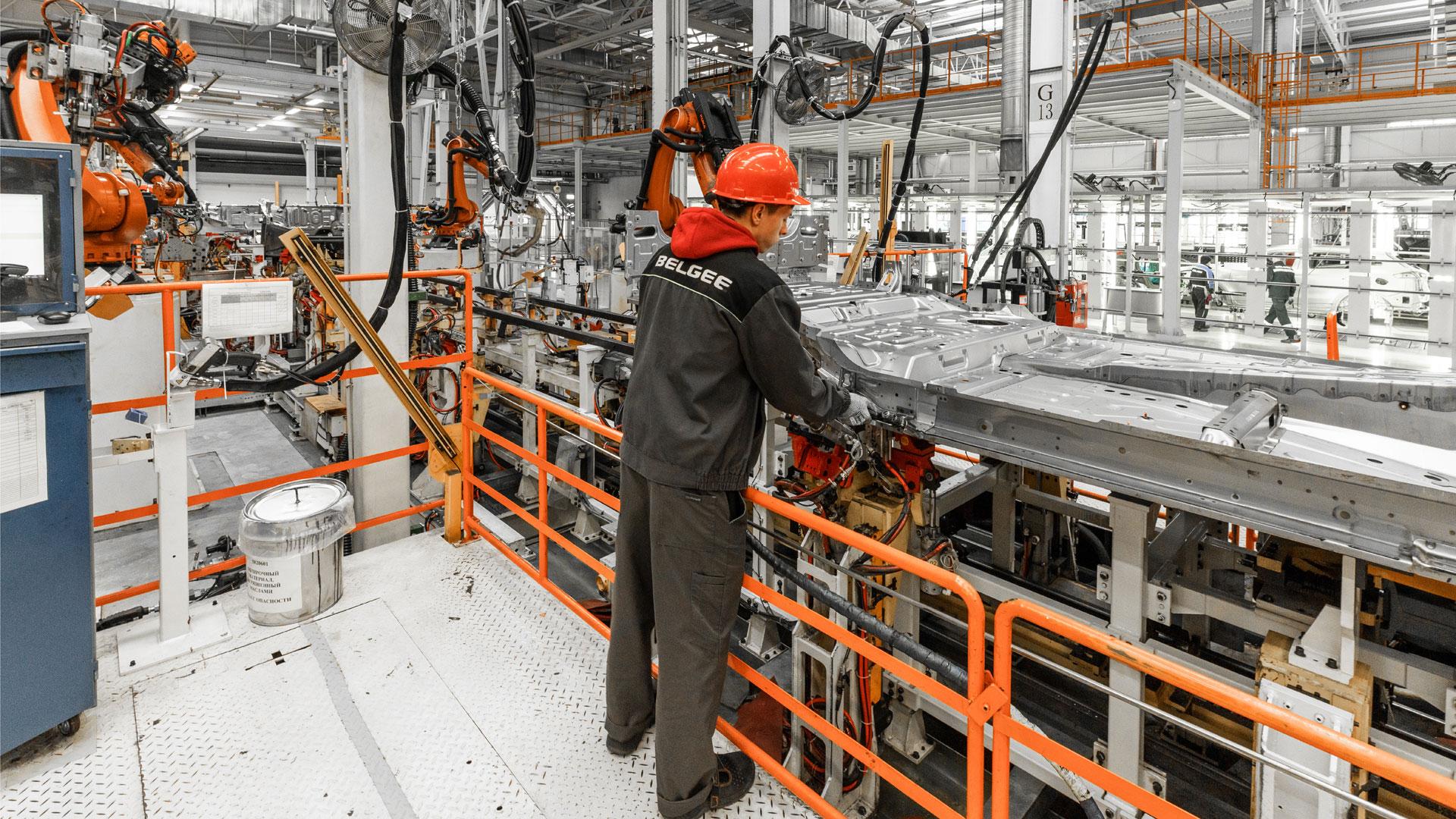 Un trabajador a turnos en una cadena de montaje