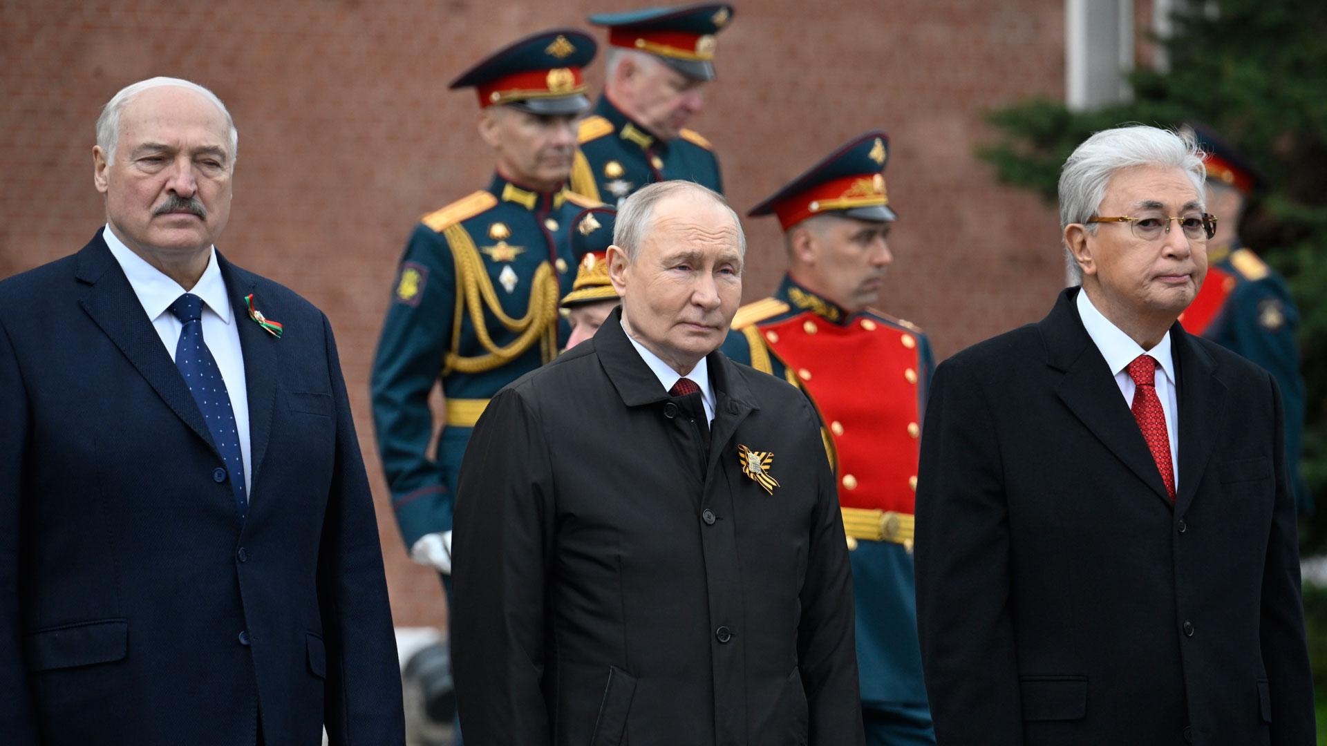 El presidente bielorruso Alexander Lukashenko, el presidente ruso Vladimir Putin y el presidente kazajo Kassym-Jomart Tokayev asisten a una ceremonia para depositar flores en la Tumba del Soldado Desconocido