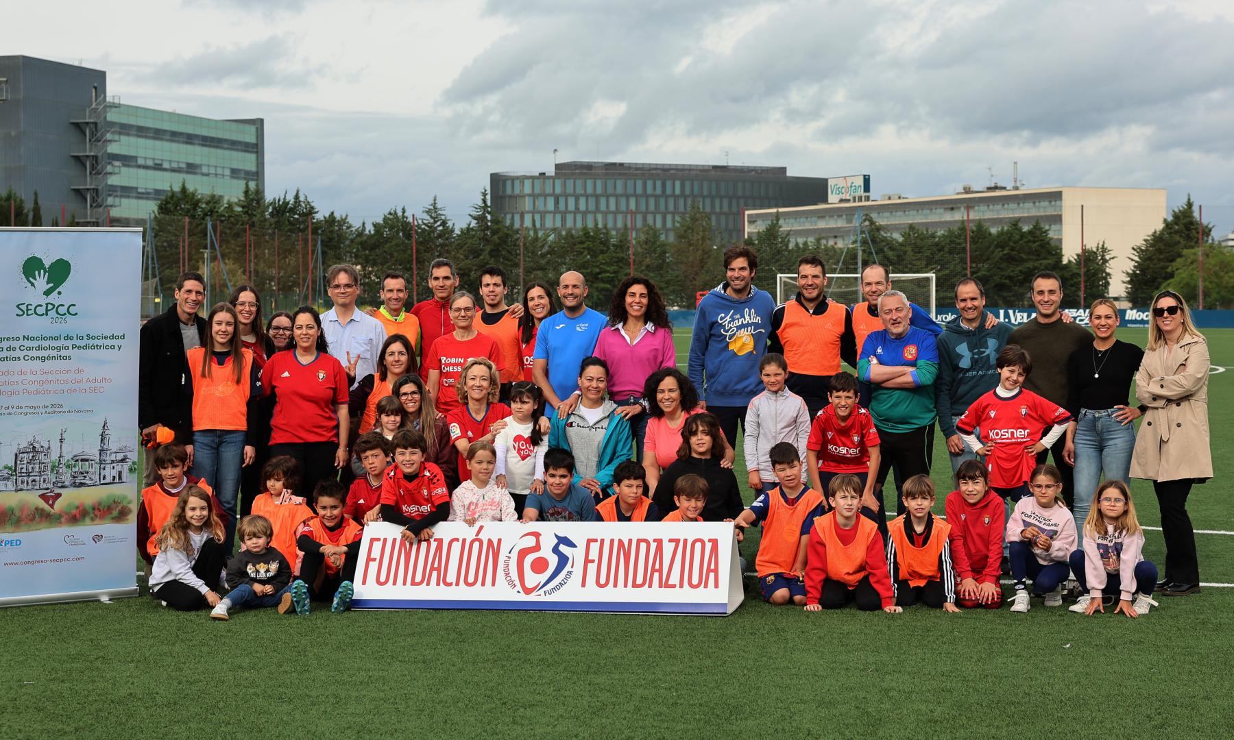 Cardiólogos pediátricos, pacientes, familiares y deportistas, en las instalaciones de Tajonar, donde jugaron un partido de fútbol a pie.