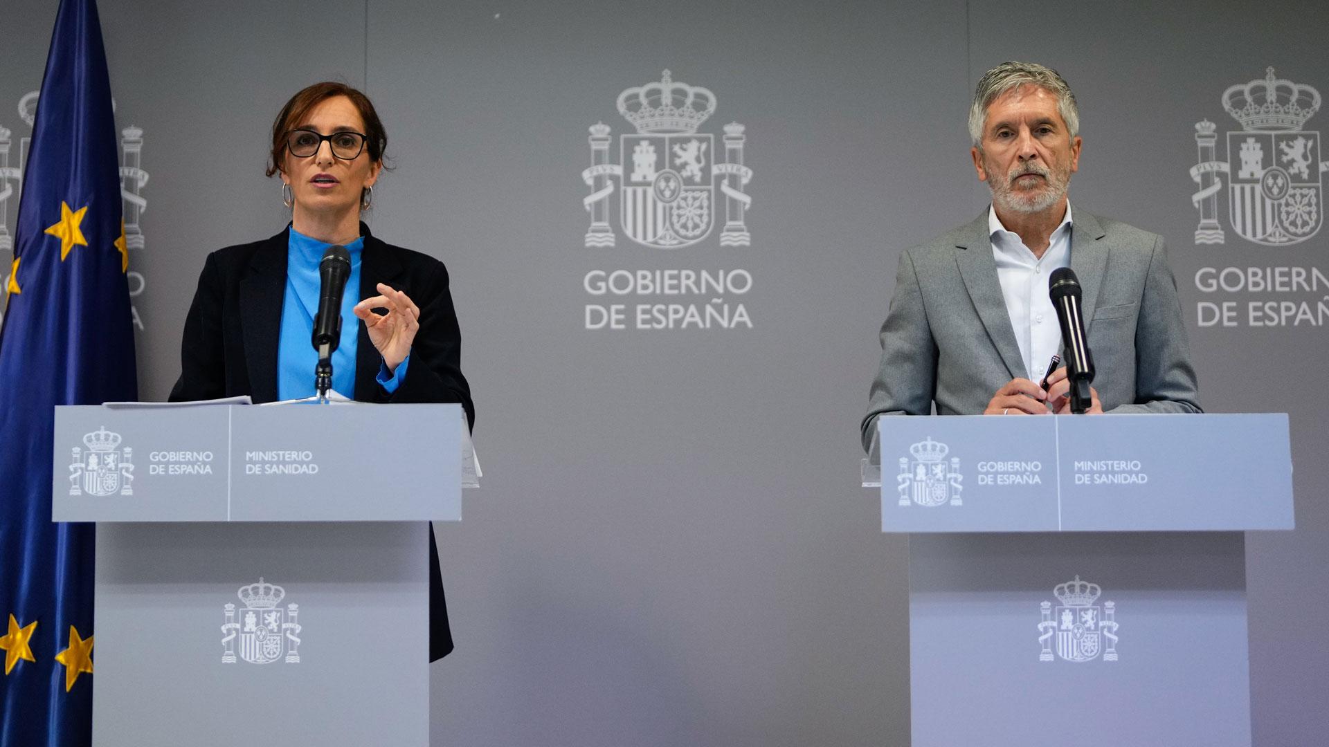 La ministra de Sanidad, Mónica García, durante la rueda de prensa sobre el desembarco del crucero con hantavirus ofrecida junto al ministro de Interior, Fernando Grande-Marlaska, este sábado en la sede del ministerio, en Madrid