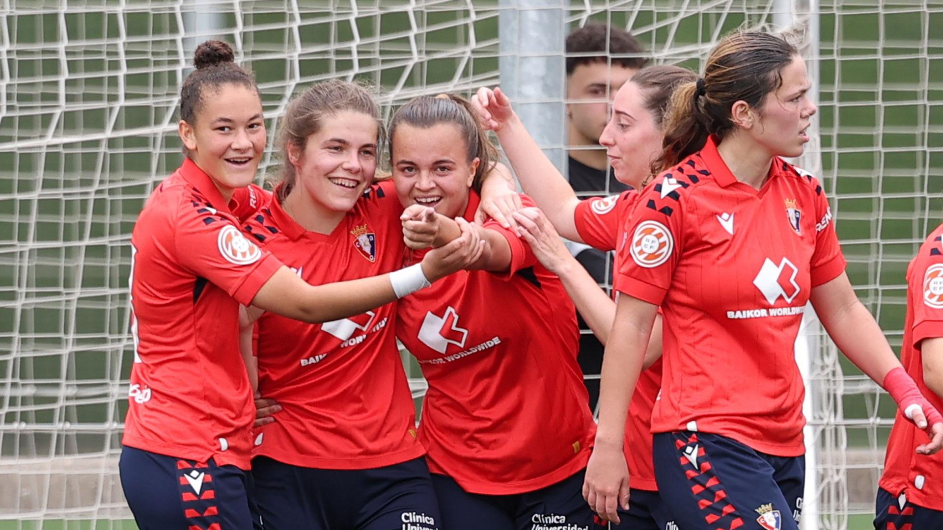 Las jugadoras de Osasuna B celebran uno de los goles de este sábado en Tajonar
