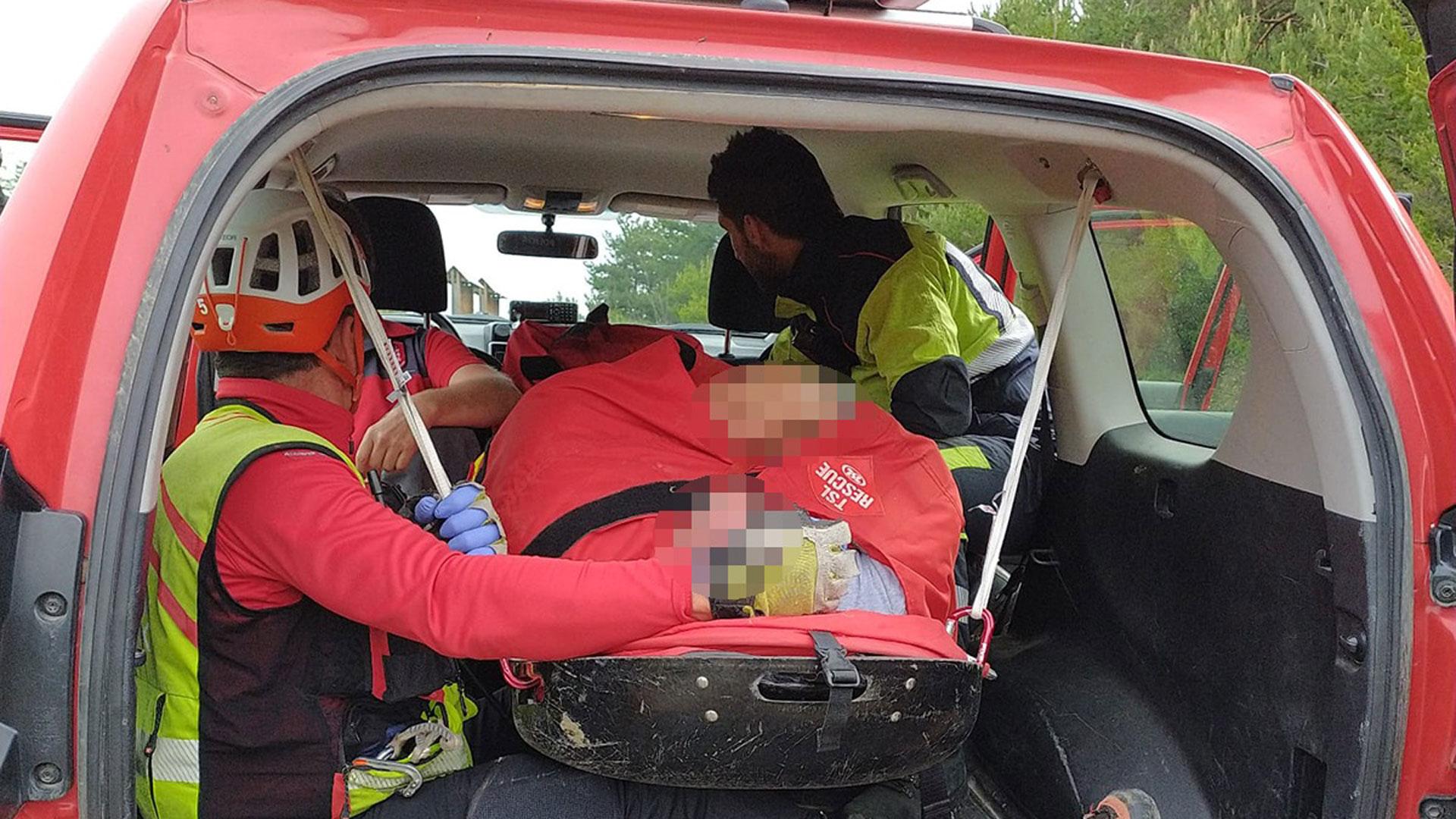 Los bomberos han trasladado en camilla hasta la ambulancia a un peregrino que había sufrido una caída en Zubiri