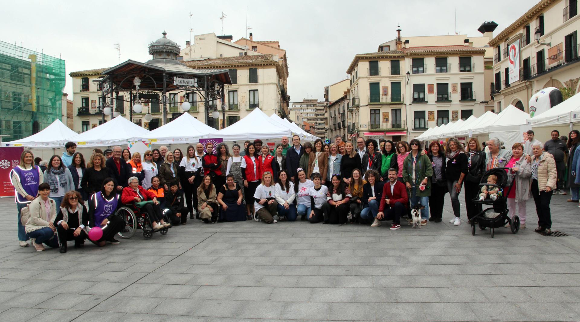 Imagen de representantes de las entidades participantes en el encuentro y otras autoridades, en la plaza de los Fueros de Tudela